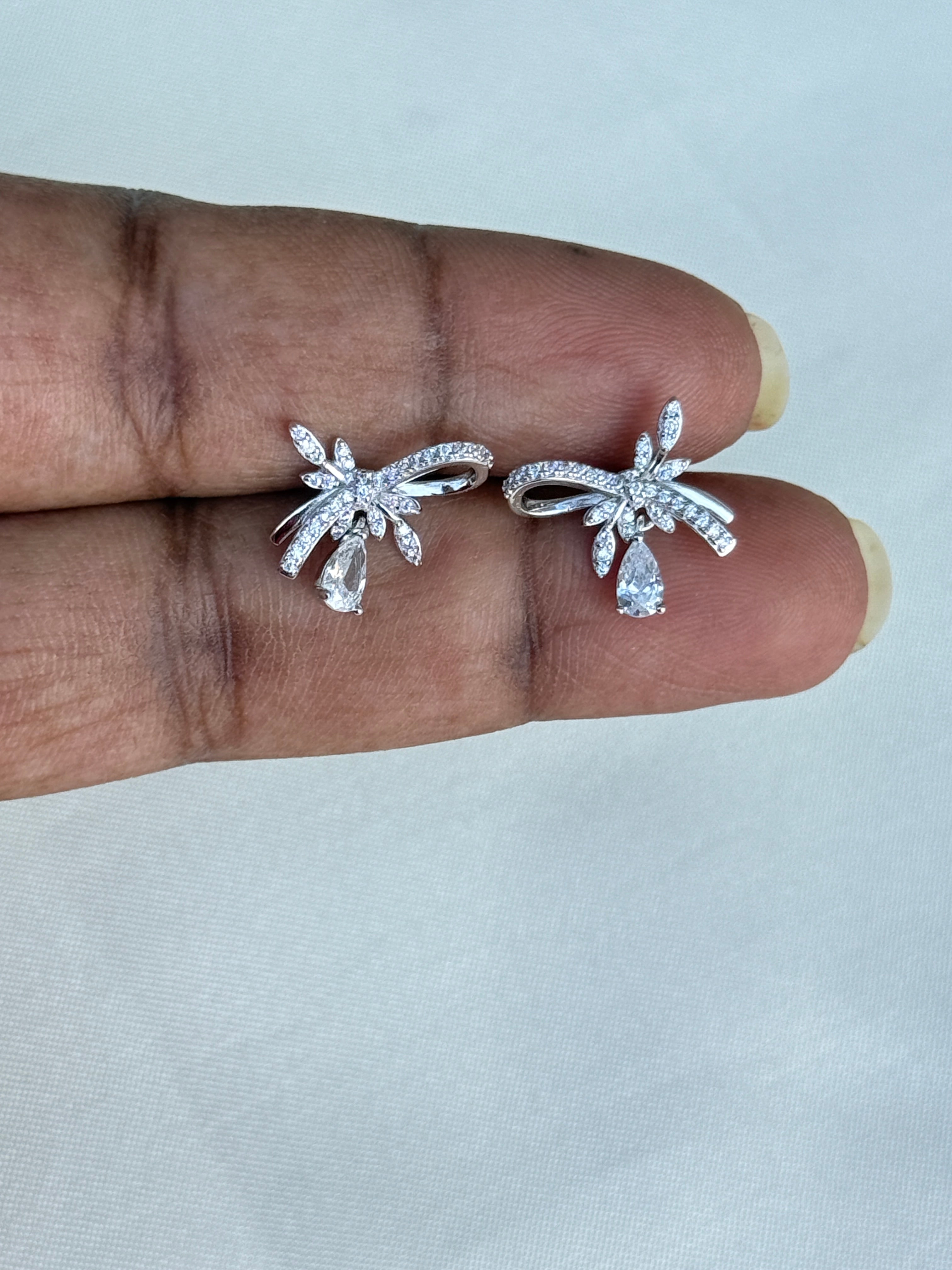 Se019 92.5silver hallmark bow studs