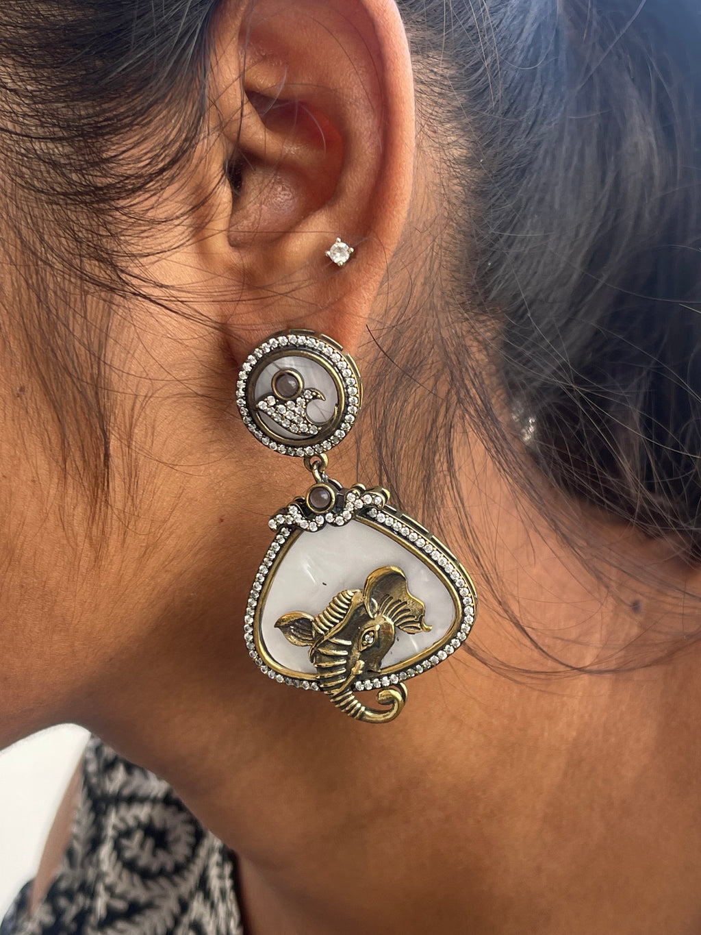 Lightweight weight mother pearl elephant white earrings