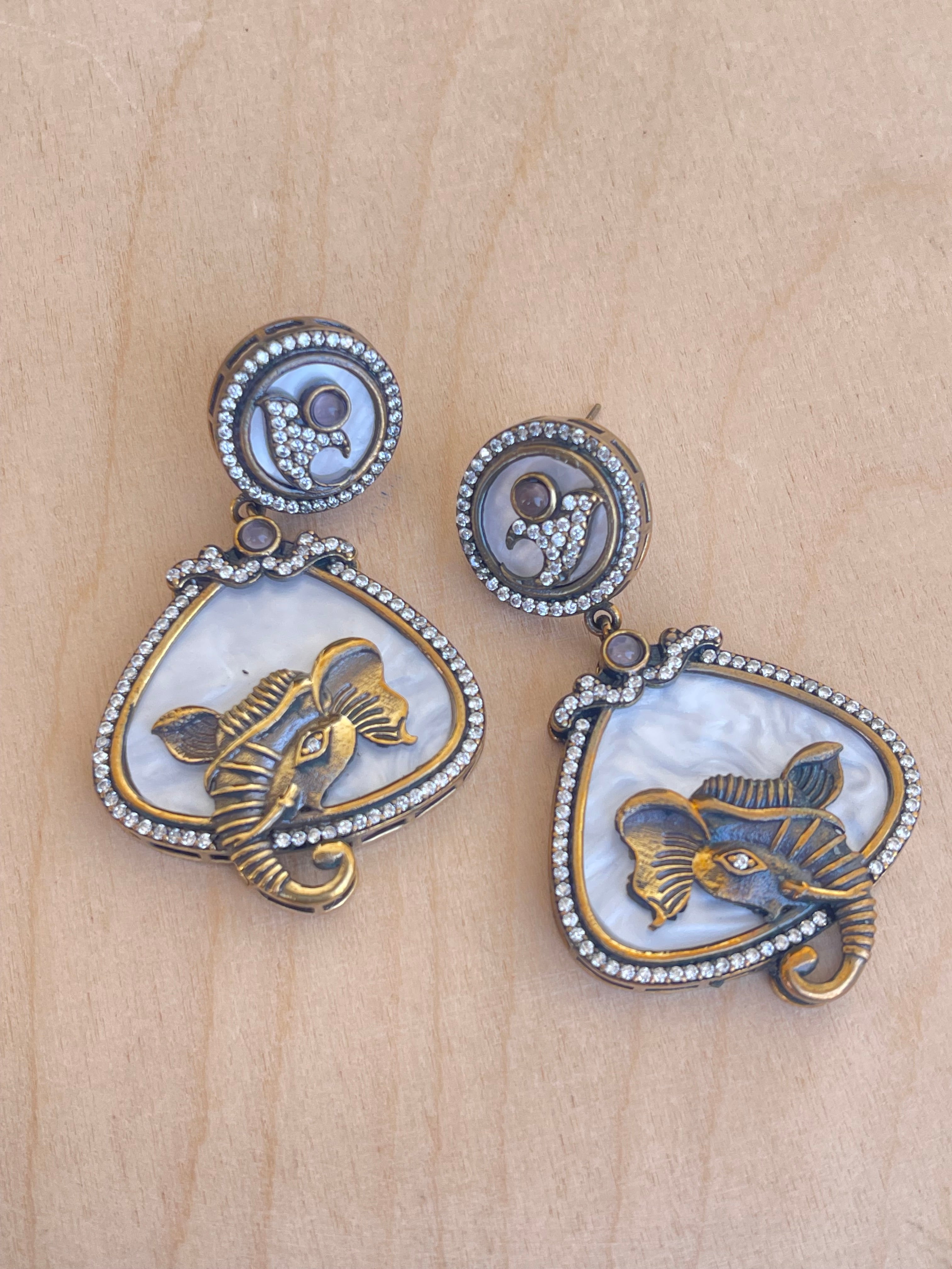 Lightweight weight mother pearl elephant white earrings