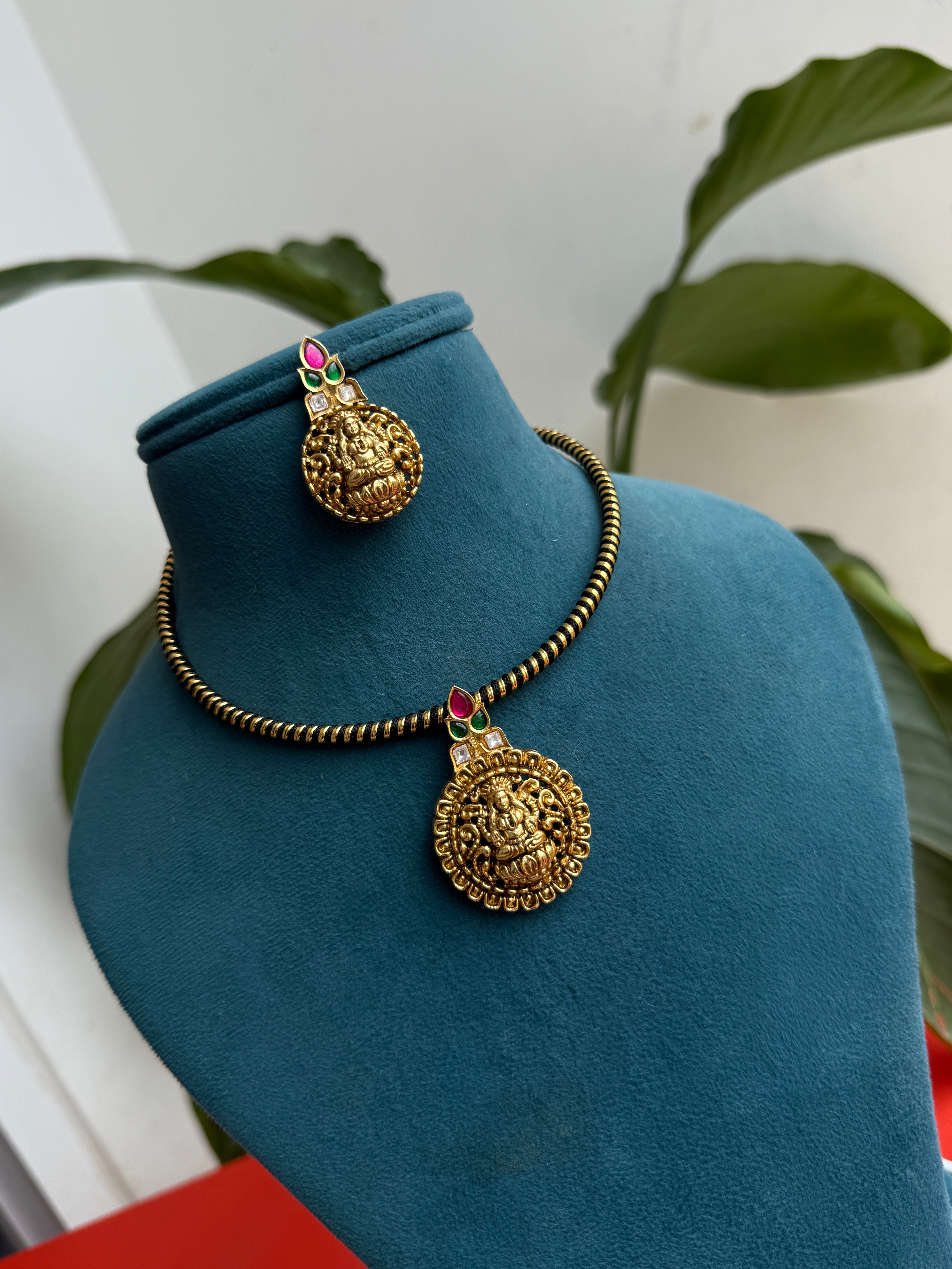 Hs009 jadau kundan pendant with black thread hasli
