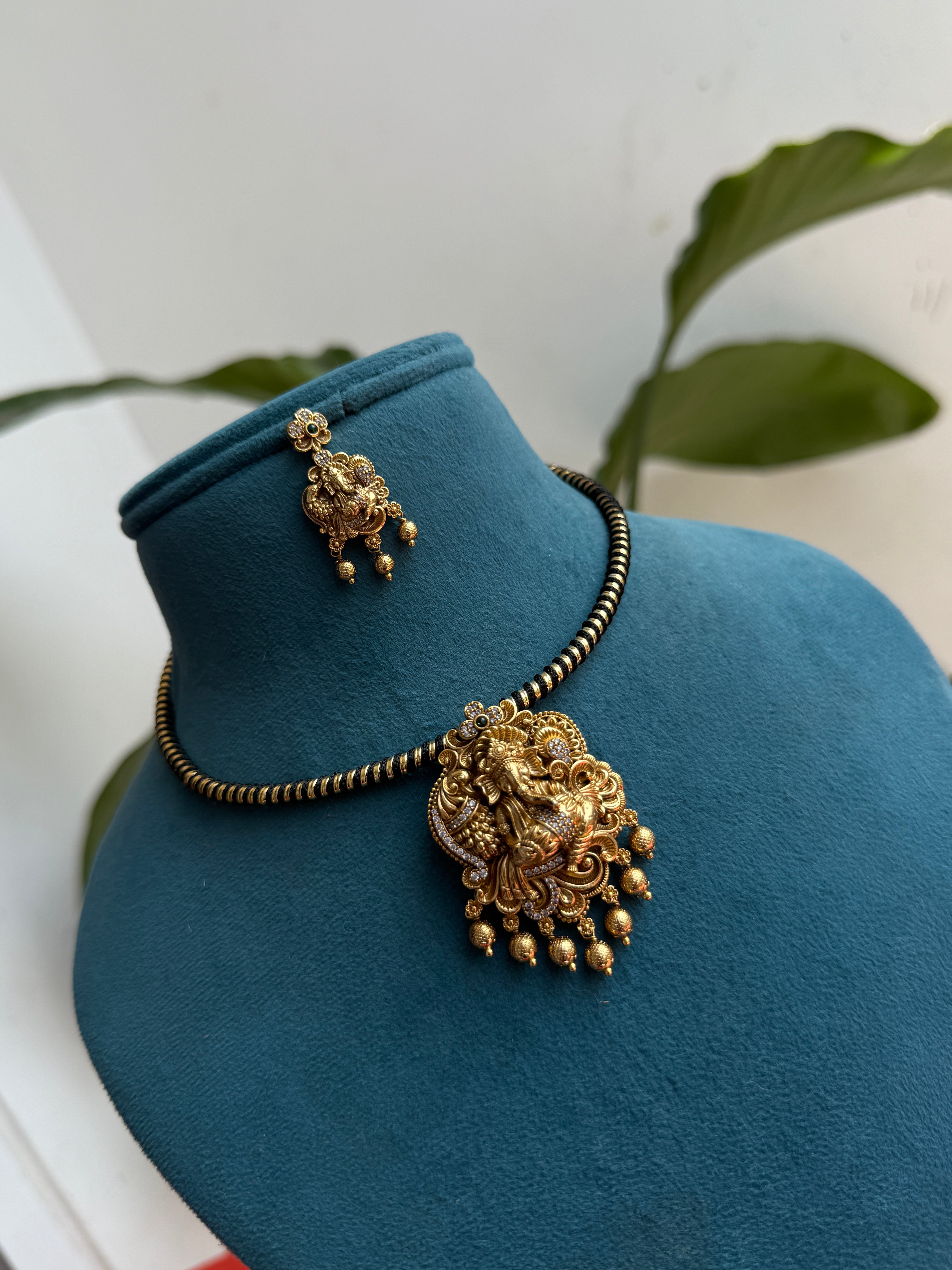 Hs007  hasli with pendant and earrings