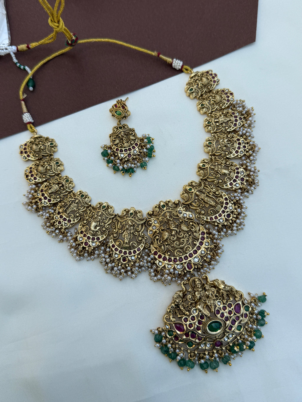 Ns732 nakshi ekephants lakshmidevi 3/4th neckset with green beads
