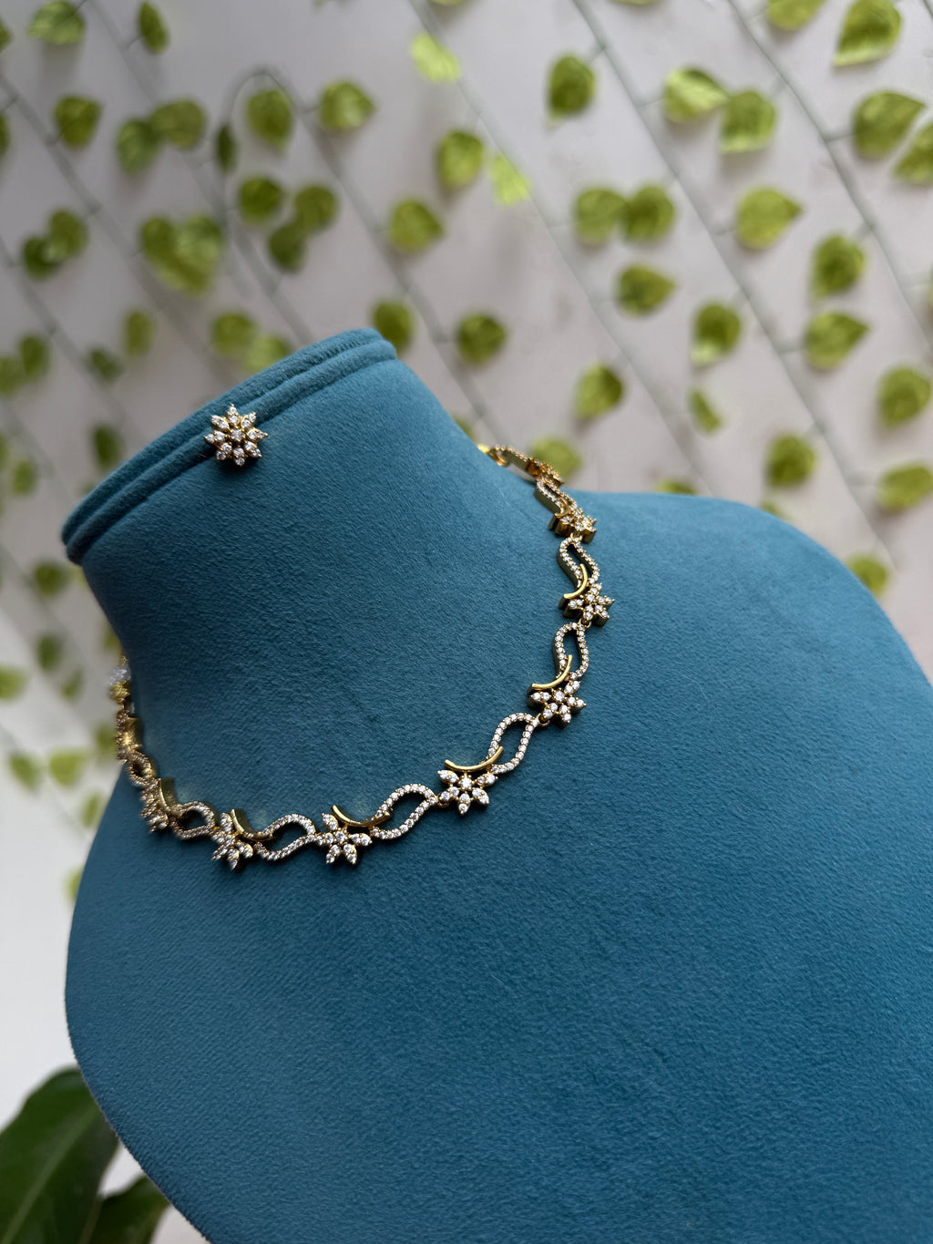 Unique diamond finish flower design short neckset with studs ns944