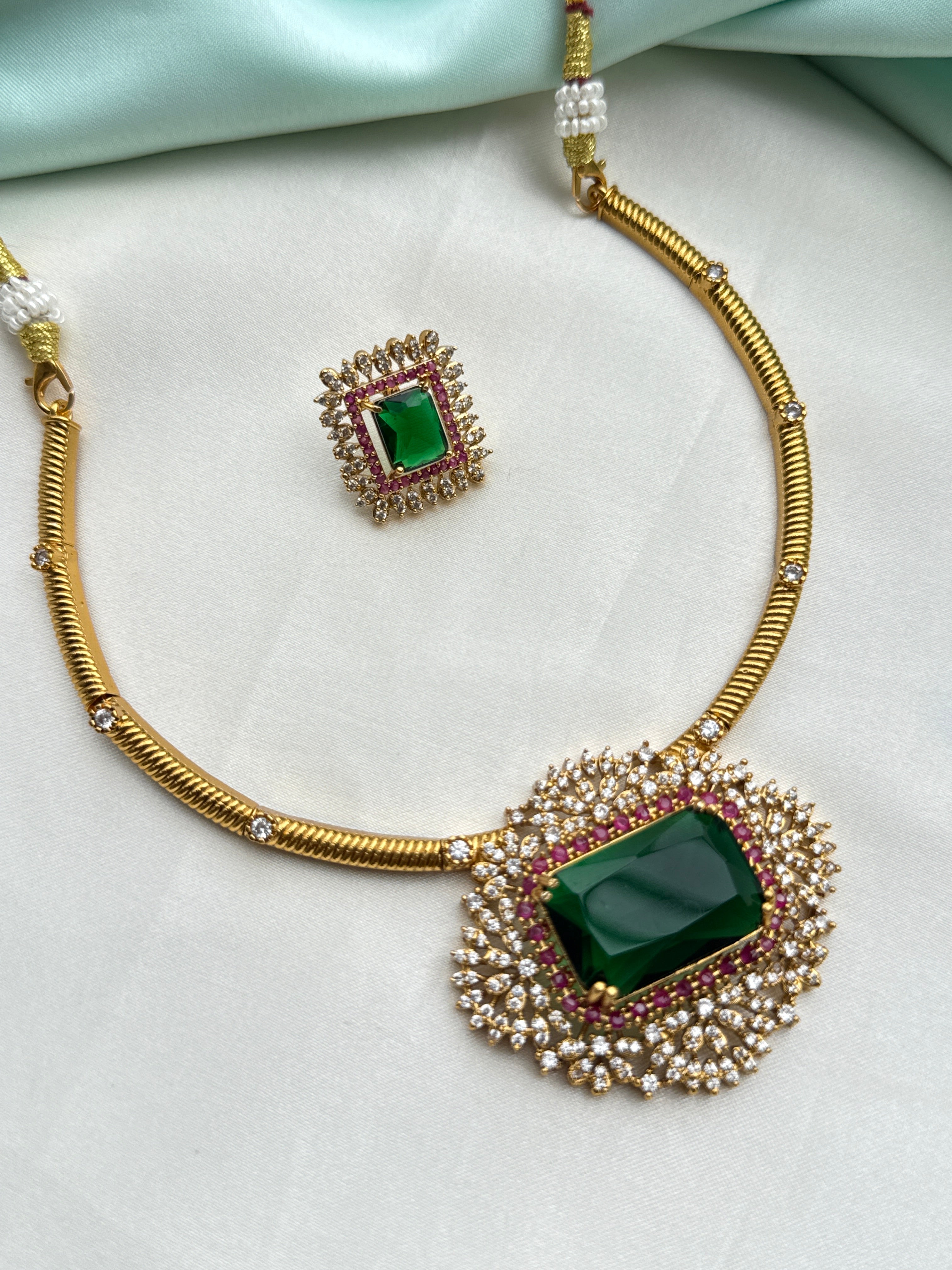 Ns843 short neckset with studs