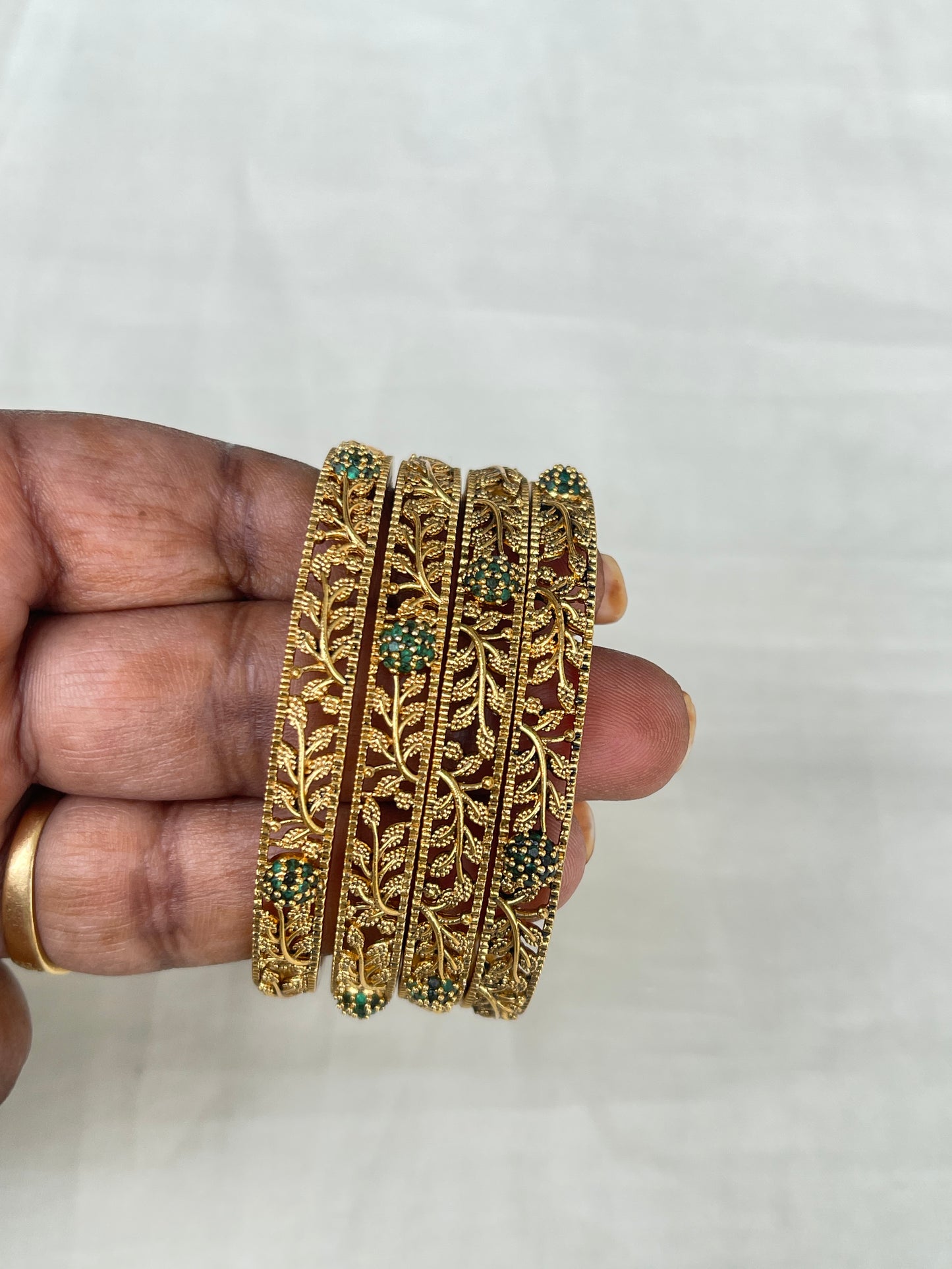 Set of 2 bangles Bg1554 Multi flower bangles in ruby and green sb503