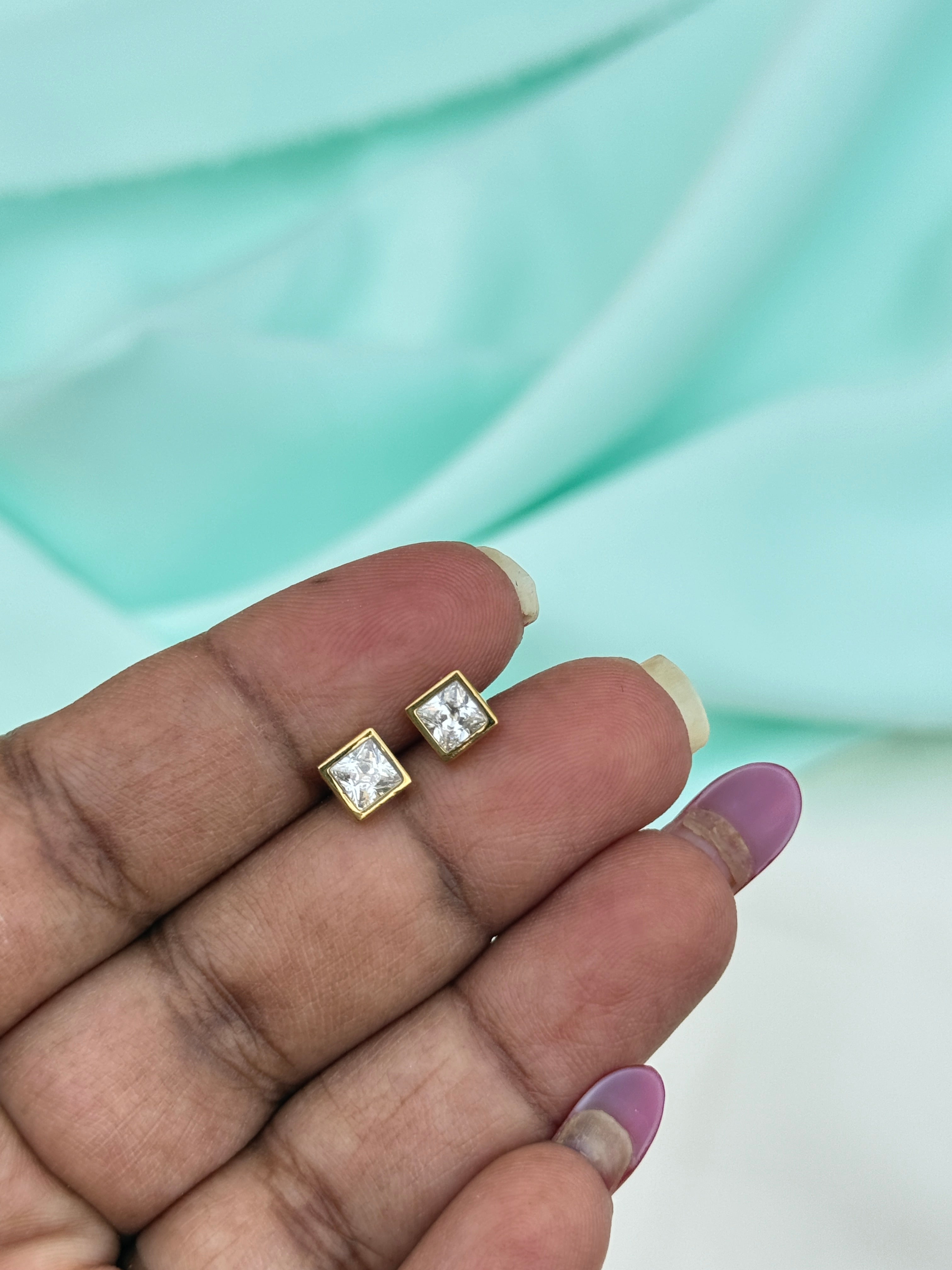 St055 anti tarnish white stone stud