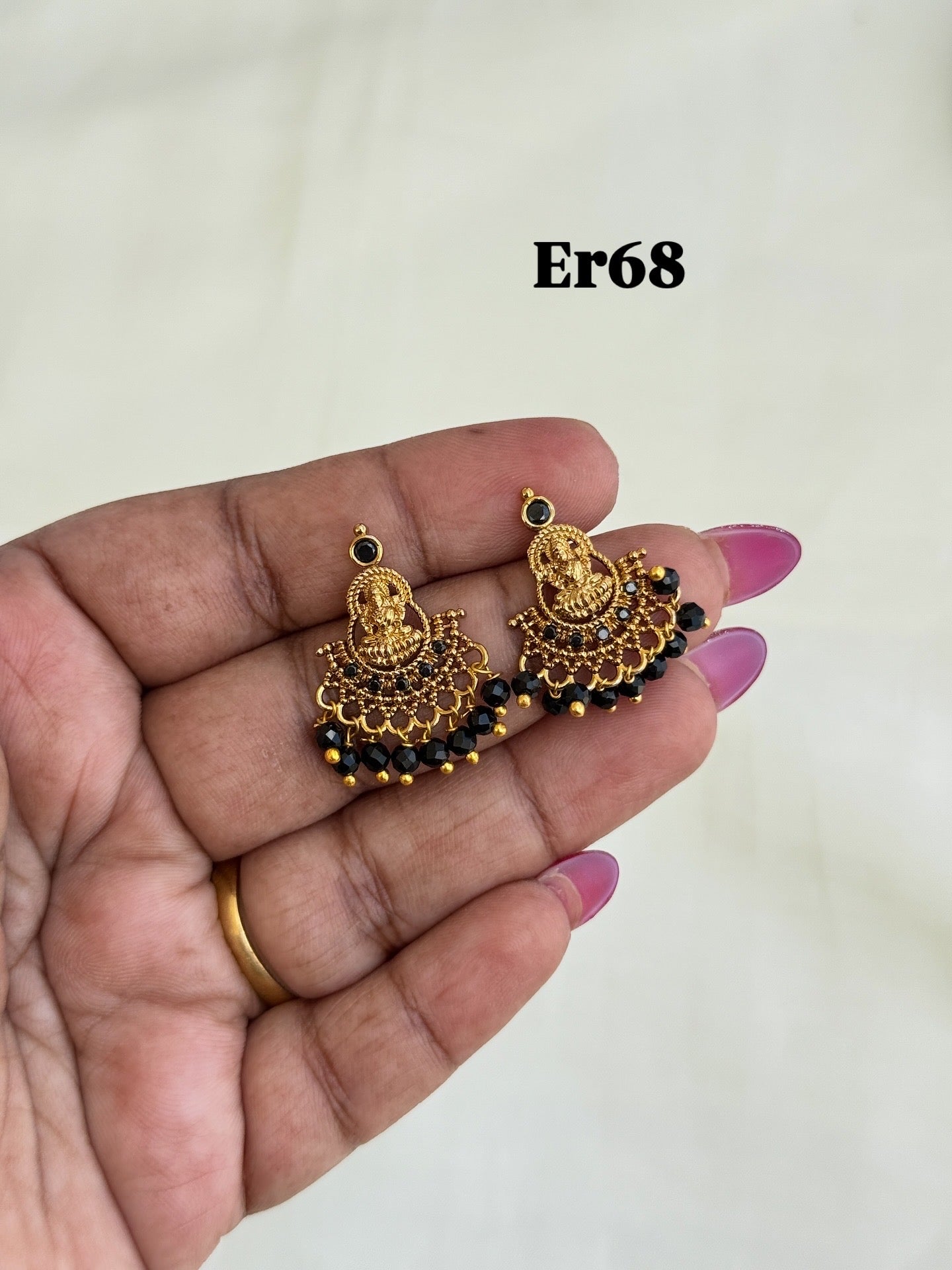 Er68 Lakshmi Devi black beads pearl earrings