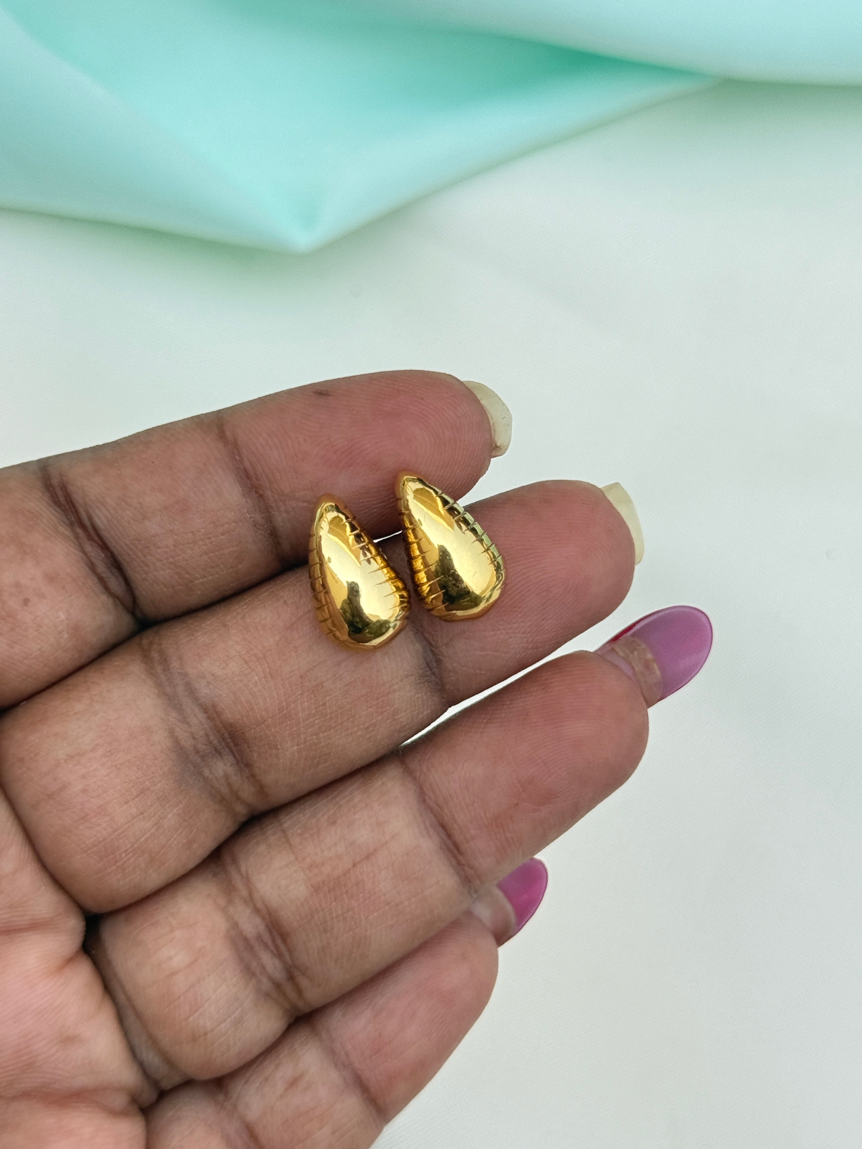 St057 anti tarnish mango gold stud