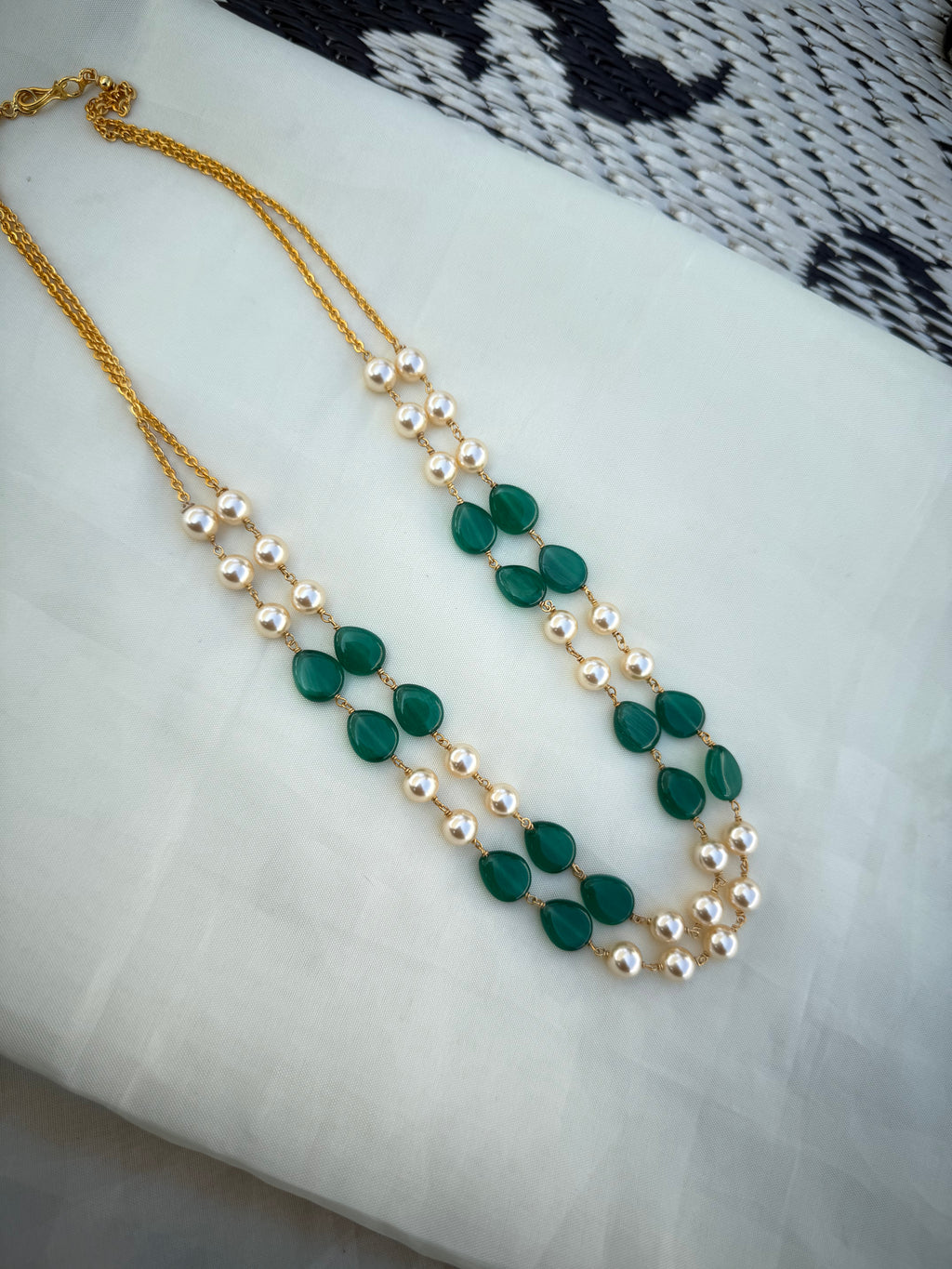 Bb232 green pearl 2 lines beads