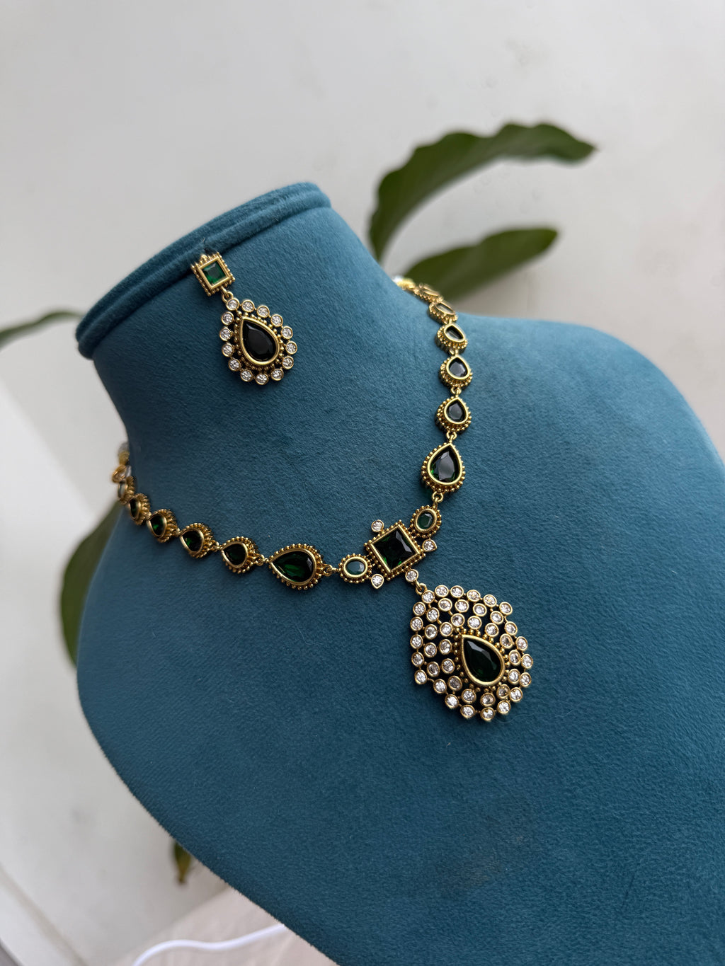 Ns437 emerald drop neckset