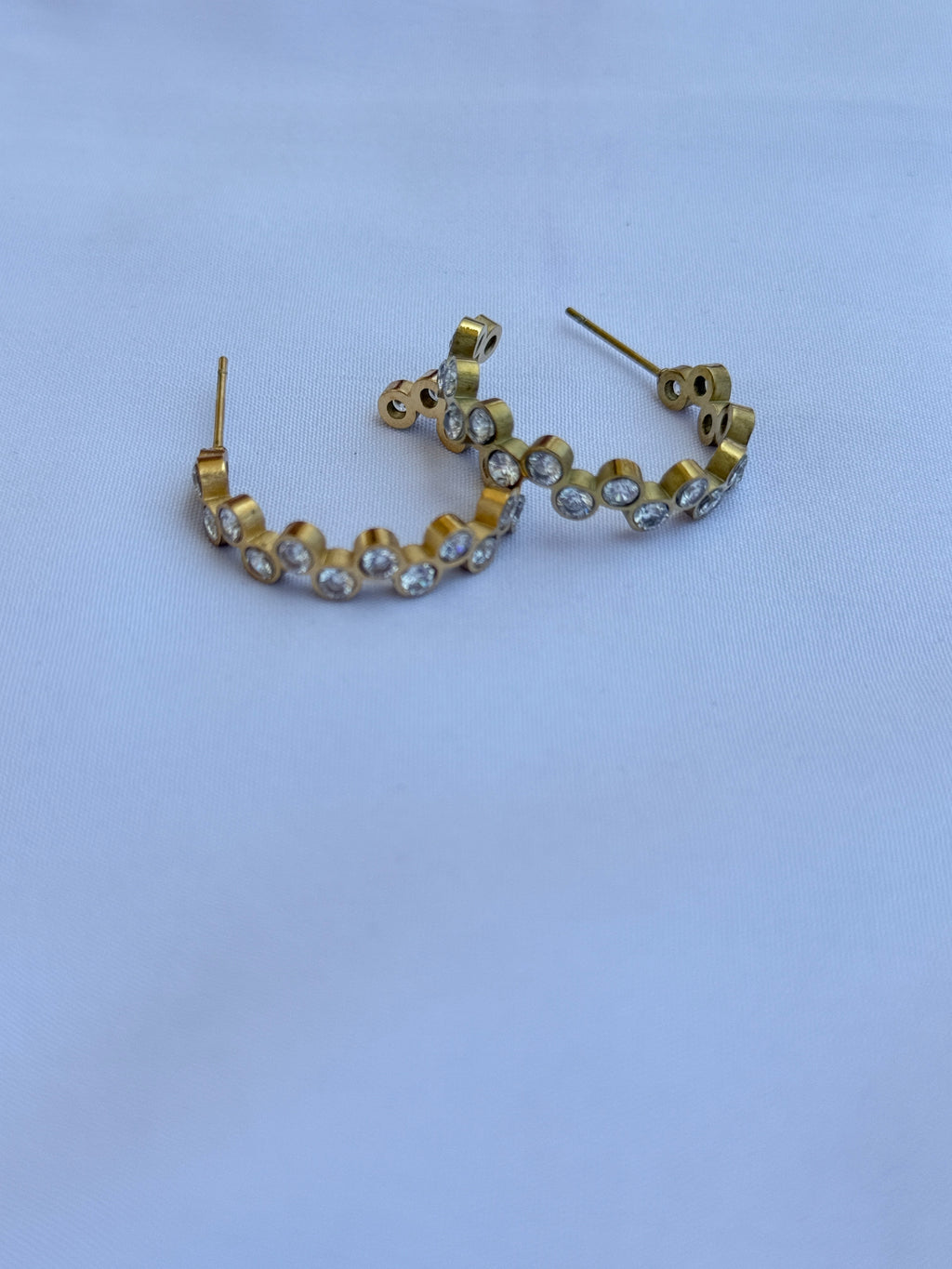 Er033 white stone Anti tarnish hoops