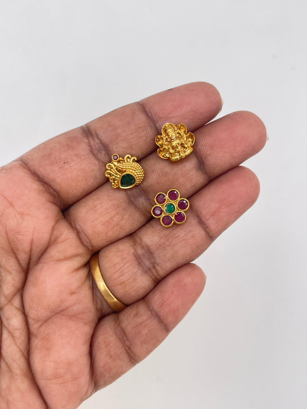 Changeable studs..can use in 6 ways