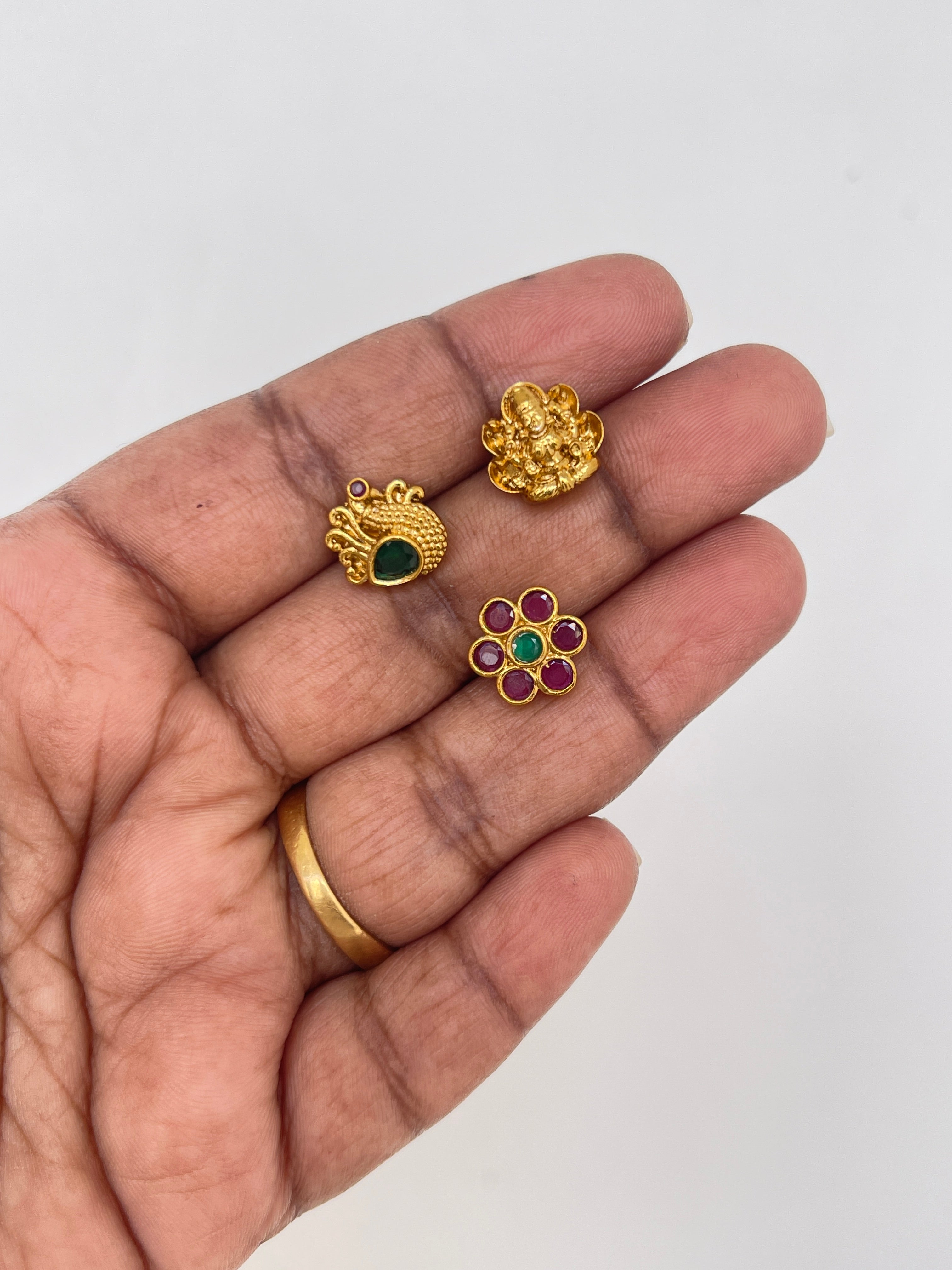 Changeable studs..can use in 6 ways