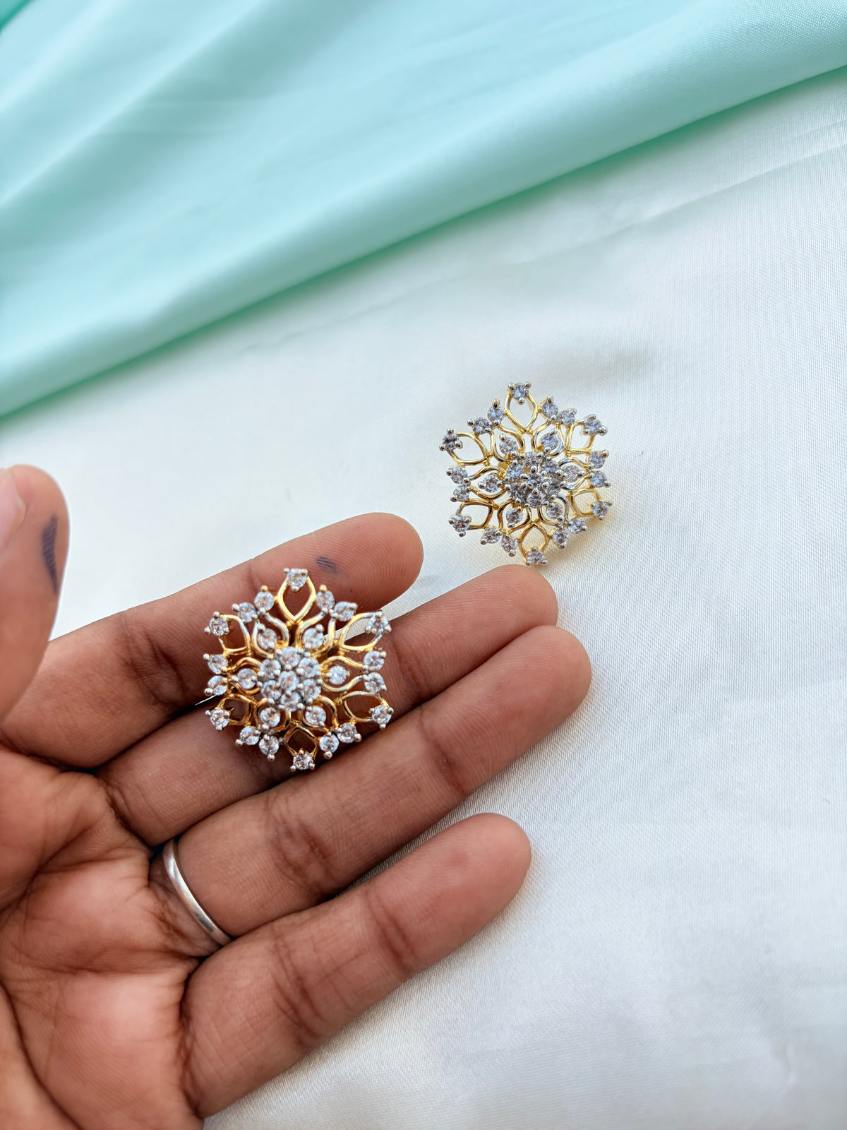 Unique flower design diamond studs st187