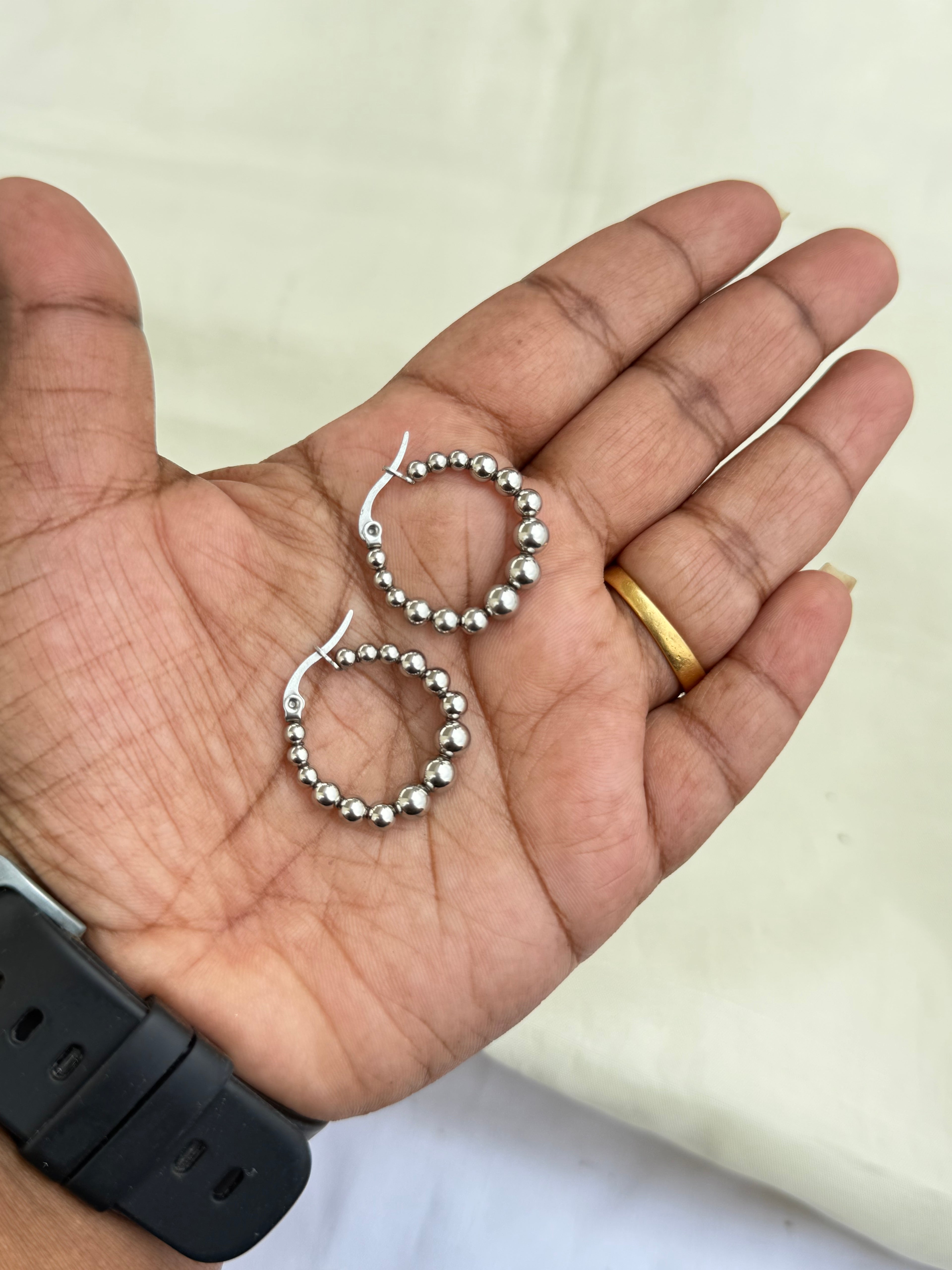 Er027 circle ball hoops in gold and silver