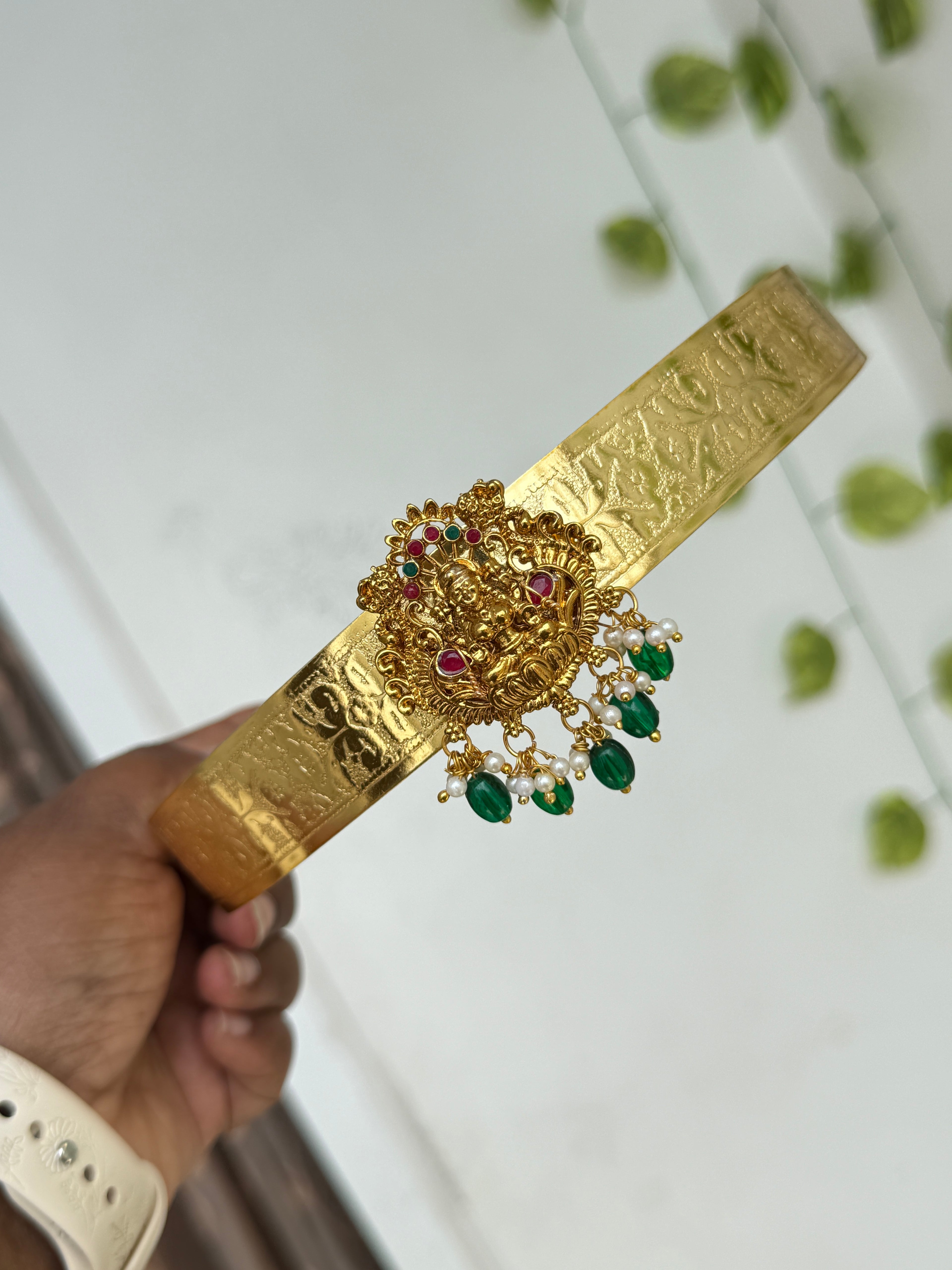 Hb690 textured Lakshmi Devi multi stones single pendant with green beads kids hipbelt