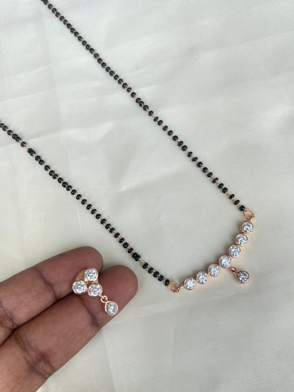 7 stones locket with single line short blackbeads and earrings bb1625