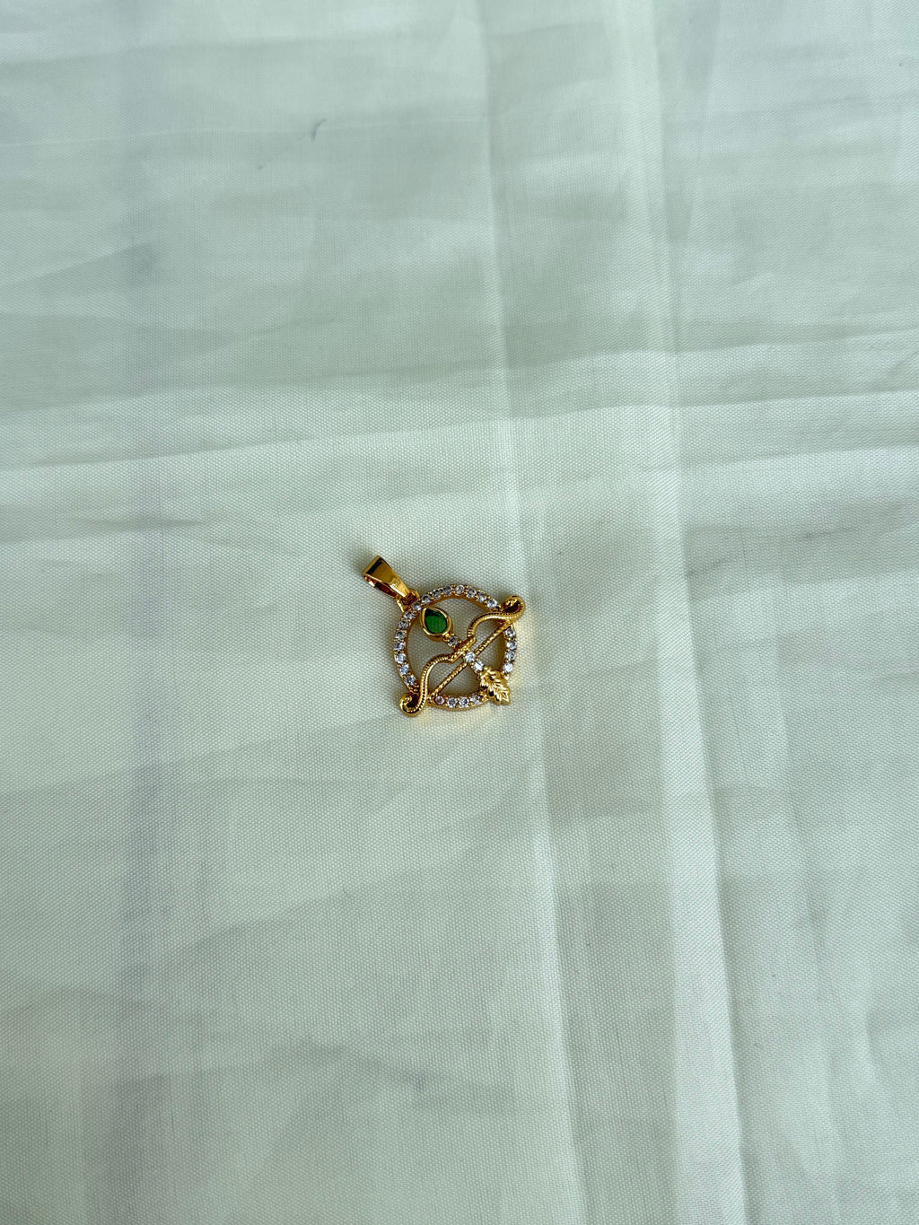 L001 arrow pendent