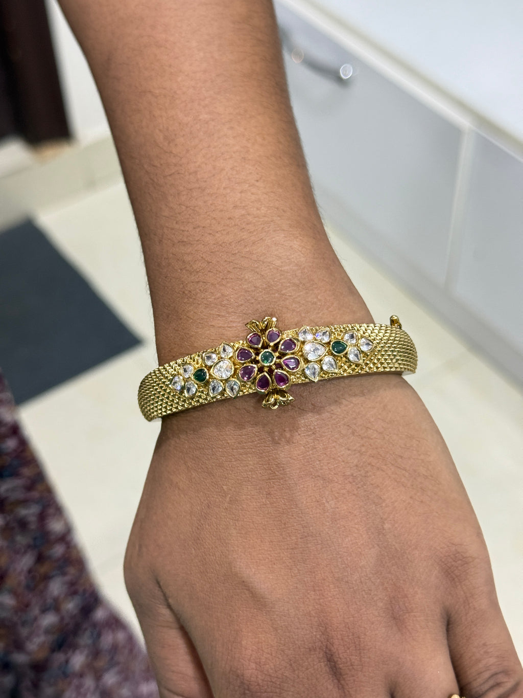 Kemp stones flower 2.4 to 2.6 size openable Kada bracelet br600