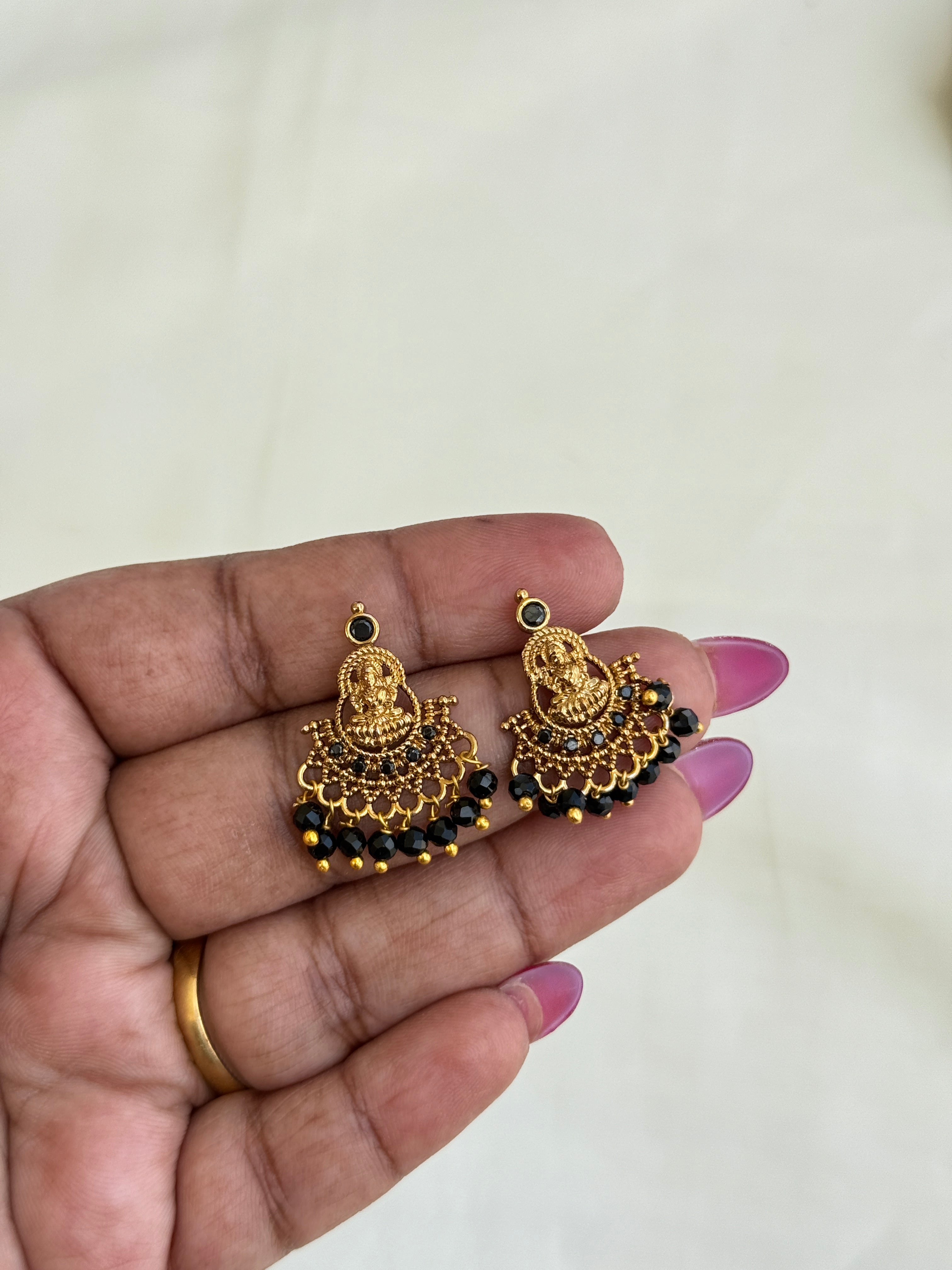 Er68 Lakshmi Devi black beads pearl earrings