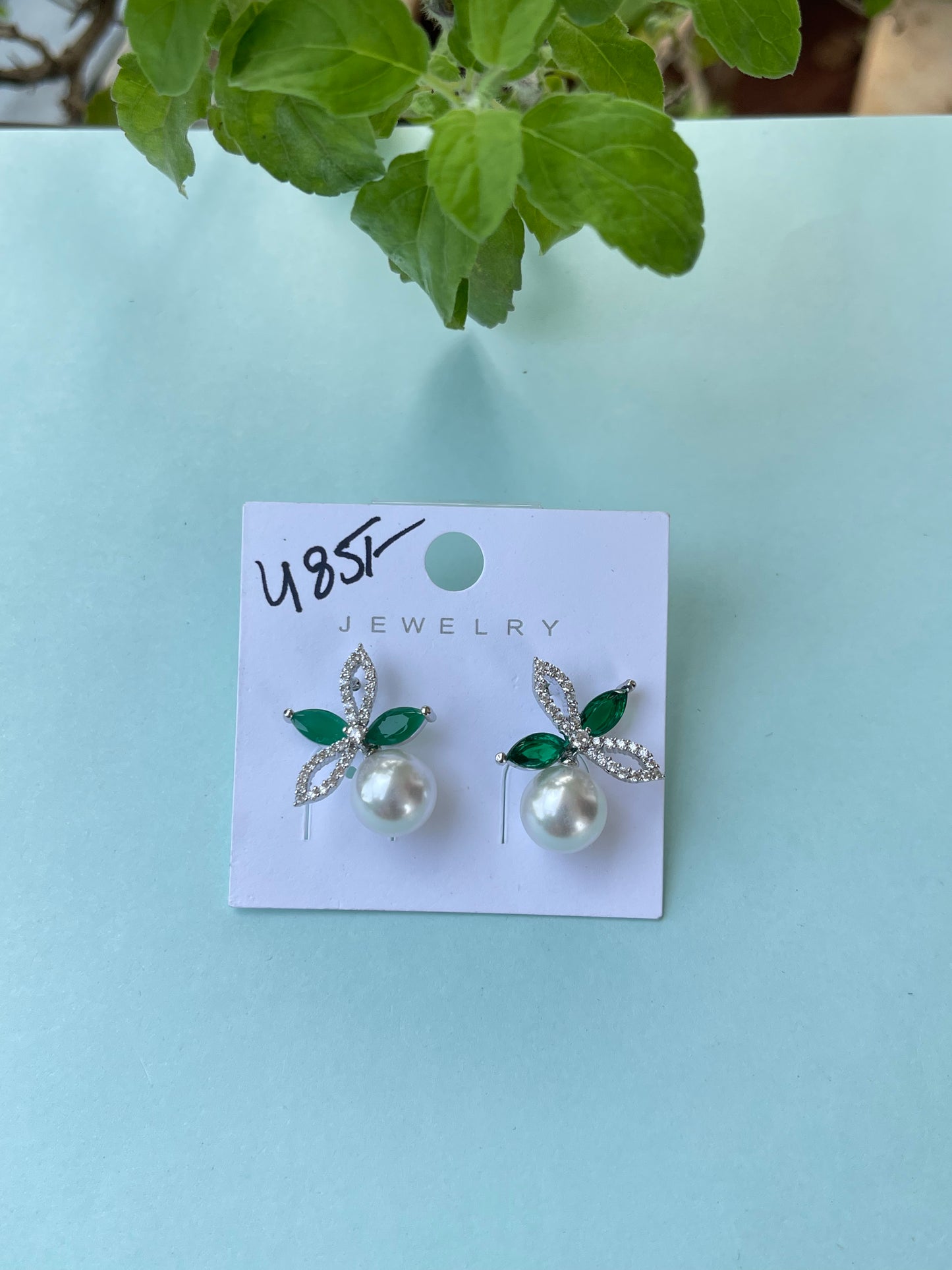 4 leaf pearl hanging studs