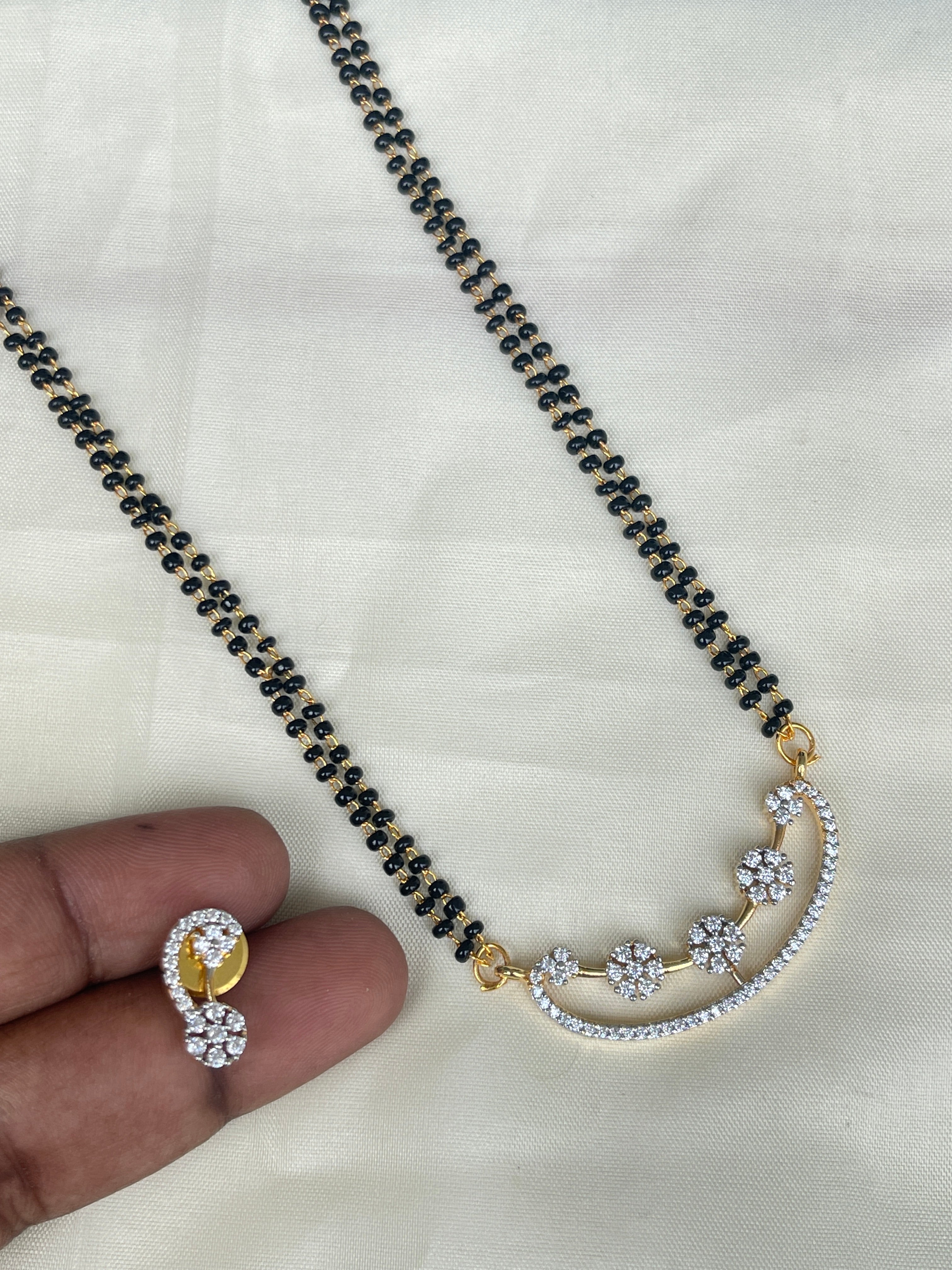 3 flower diamond locket 2 lines short blackbeads bb1622