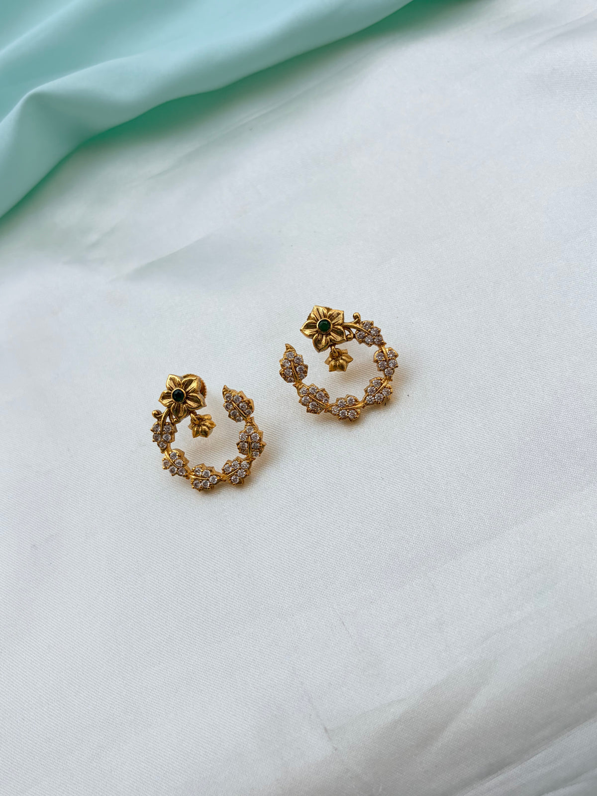 Flower and leaf design studs Er963