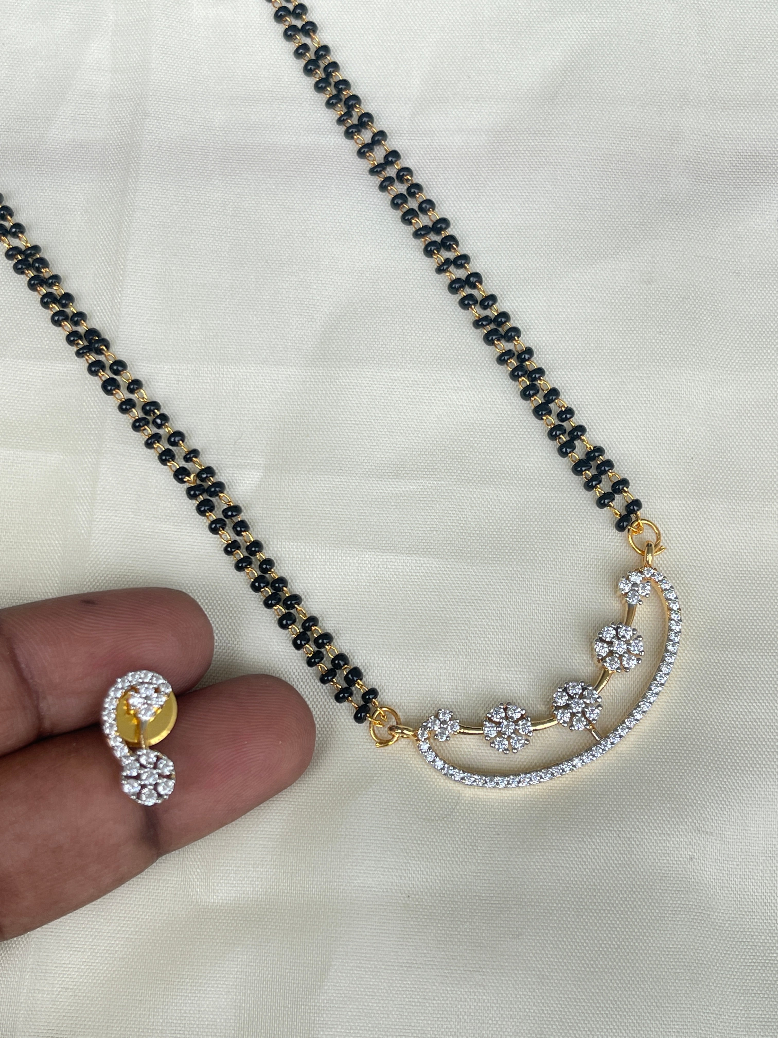 3 flower diamond locket 2 lines short blackbeads bb1622