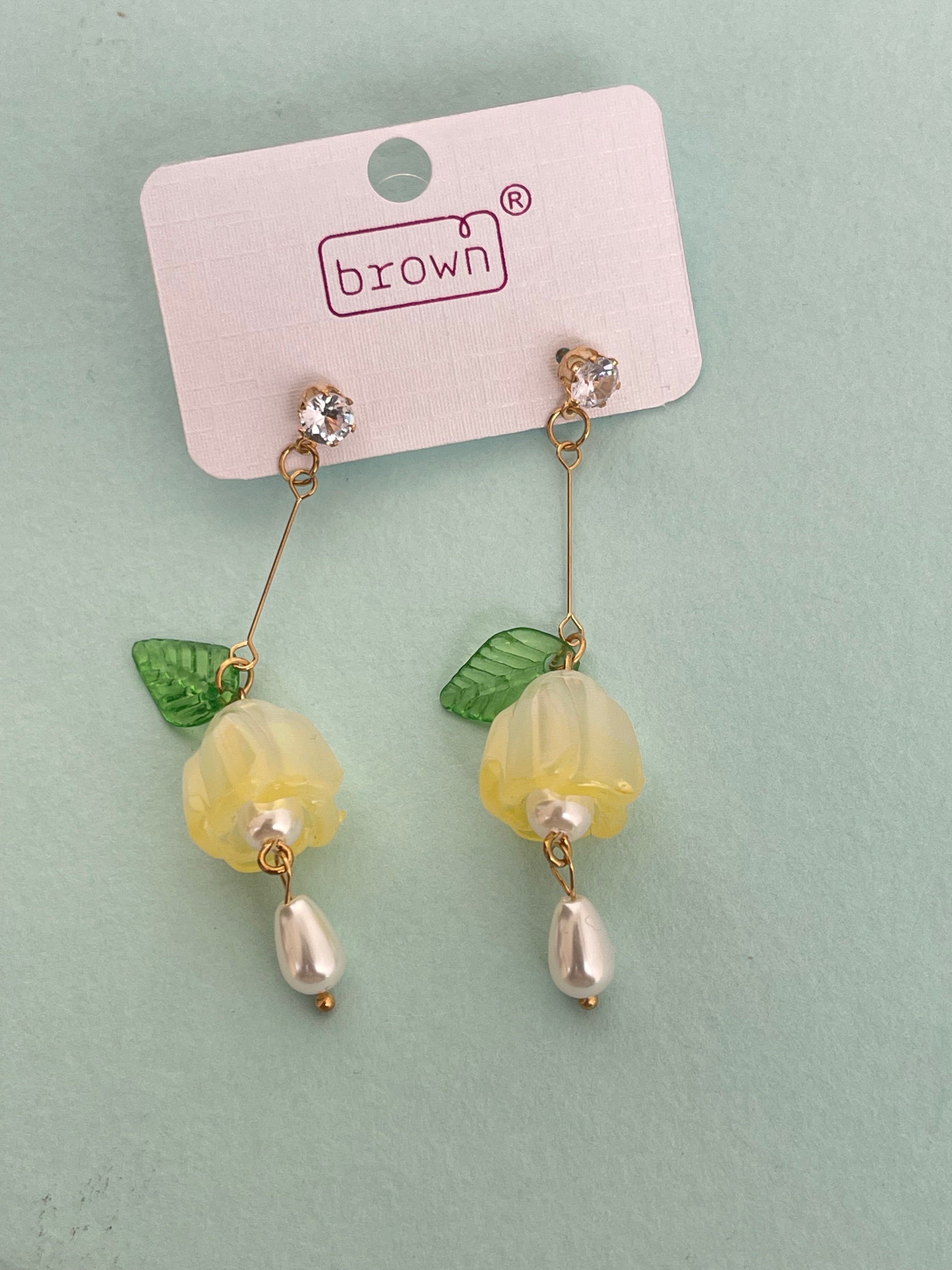 Yellow flower leaf hanging tassels