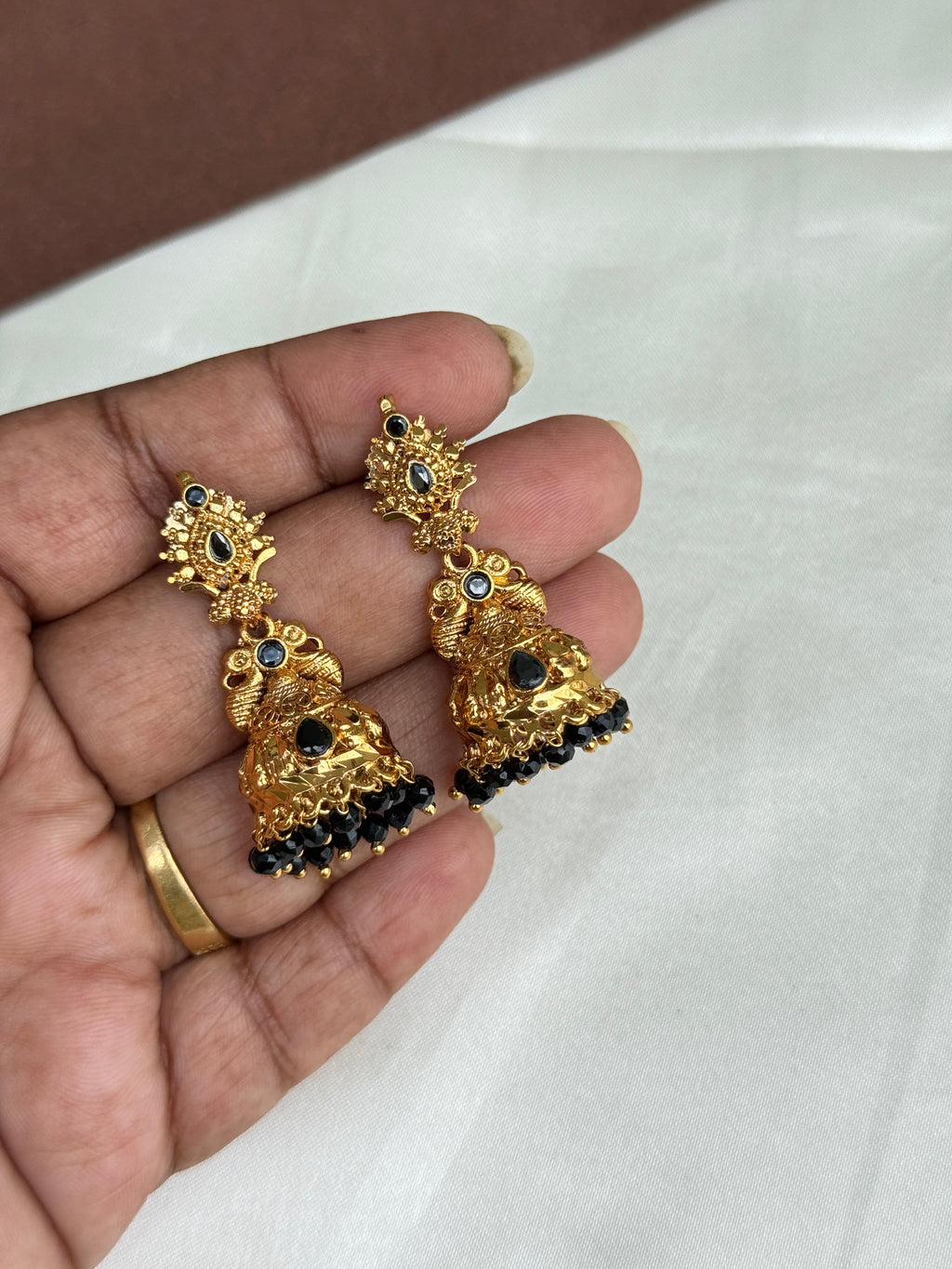 Er104 blackbeads butta Earrings
