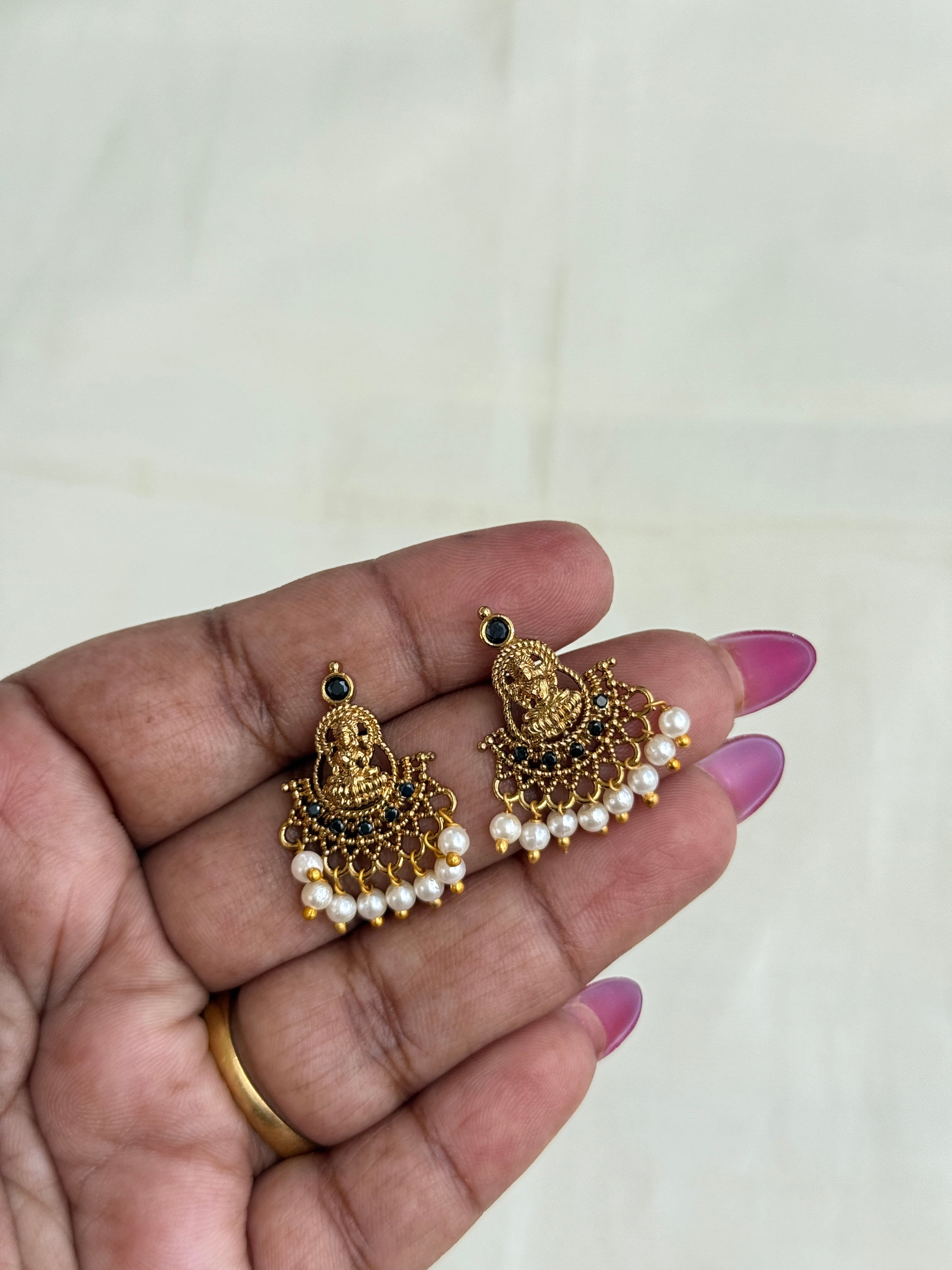 Er68 Lakshmi Devi black beads pearl earrings
