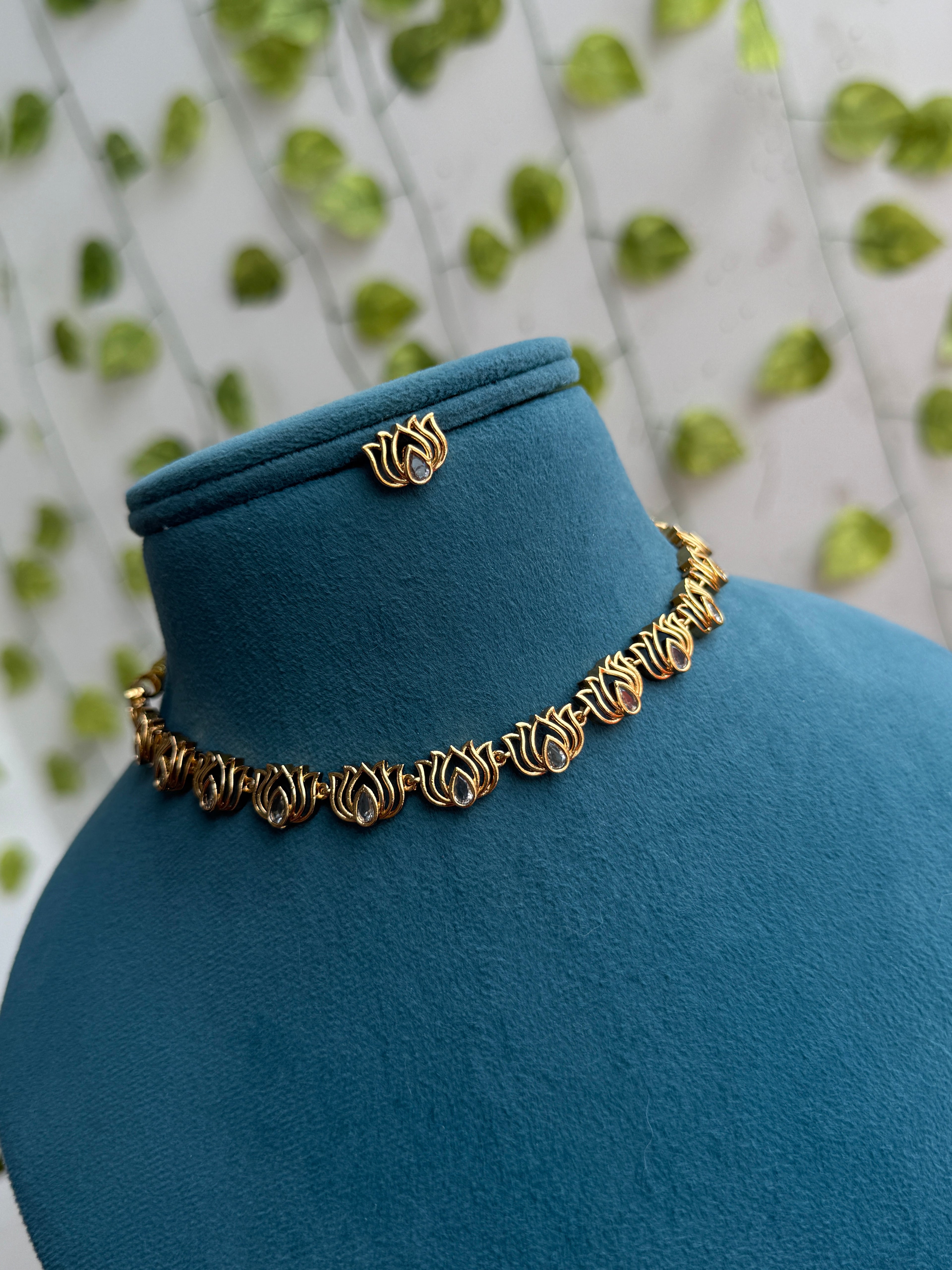 Ns869 lotus design short neckset with studs