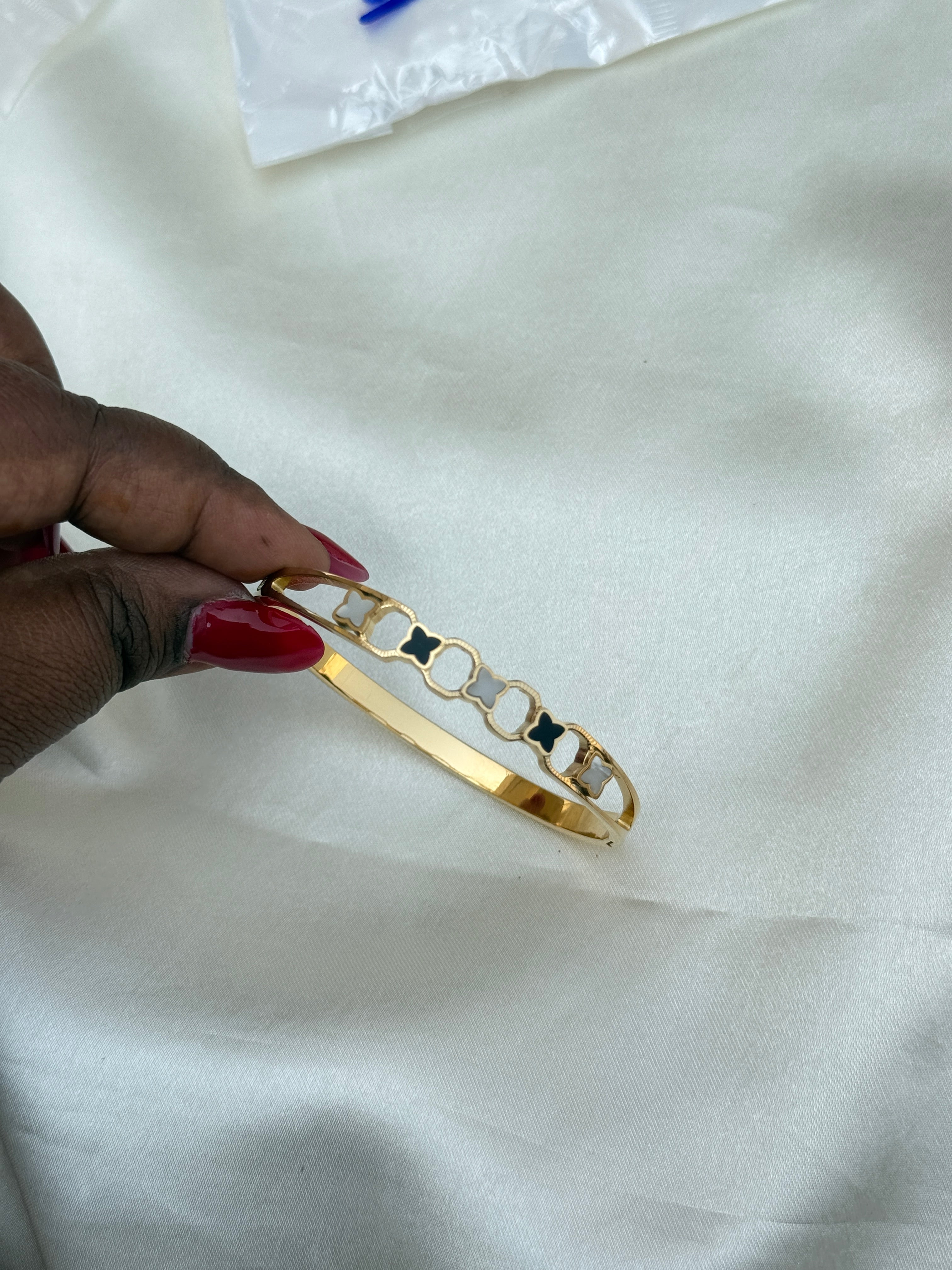 Ab075  anti tarnish white and black star openable kada bracelet