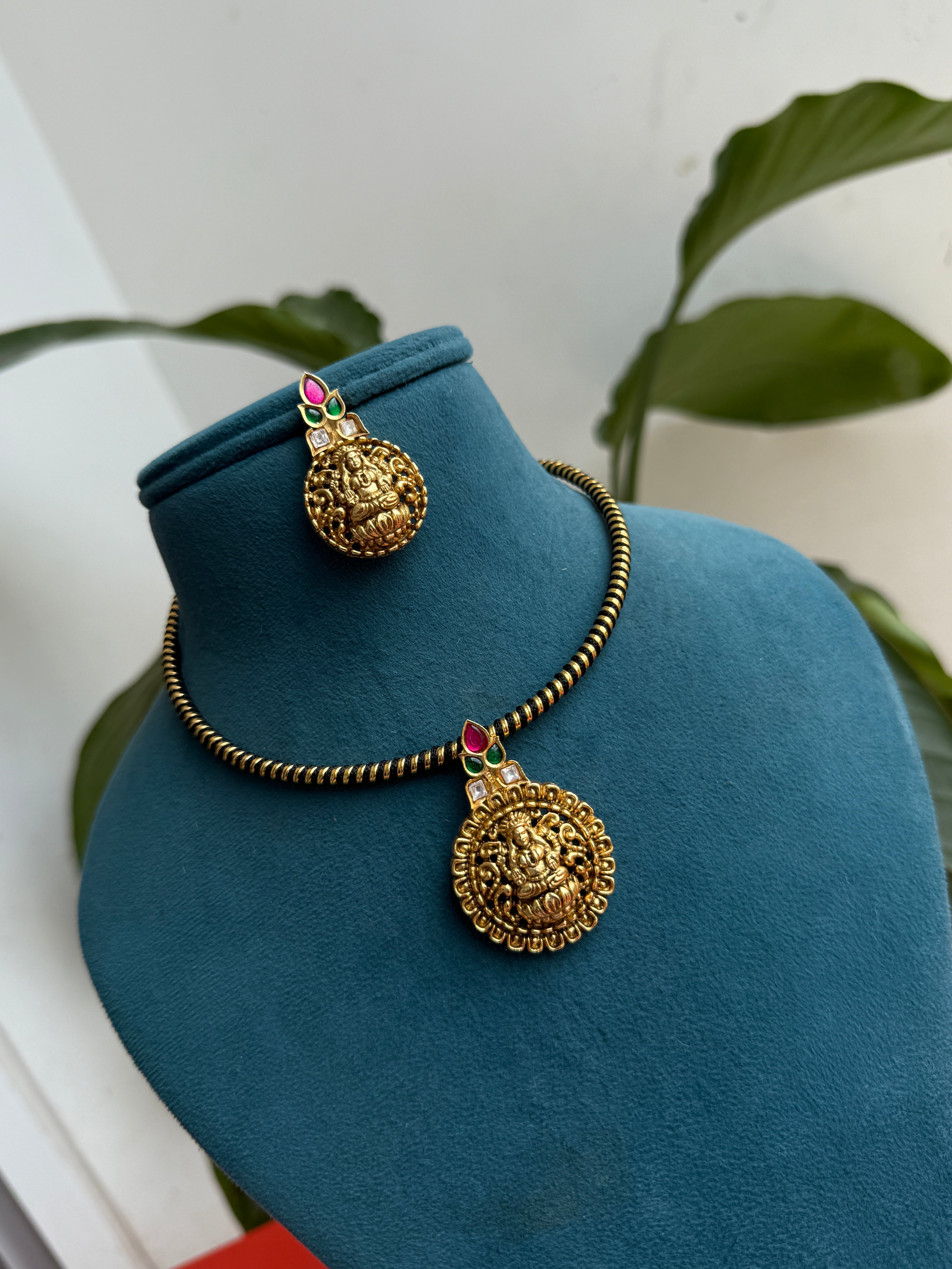 Hs009 jadau kundan pendant with black thread hasli