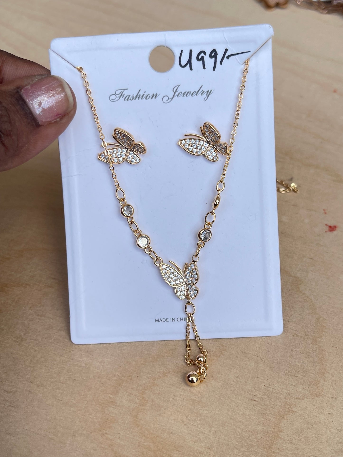 Butterfly dailywear chain with studs in gold and rose gold