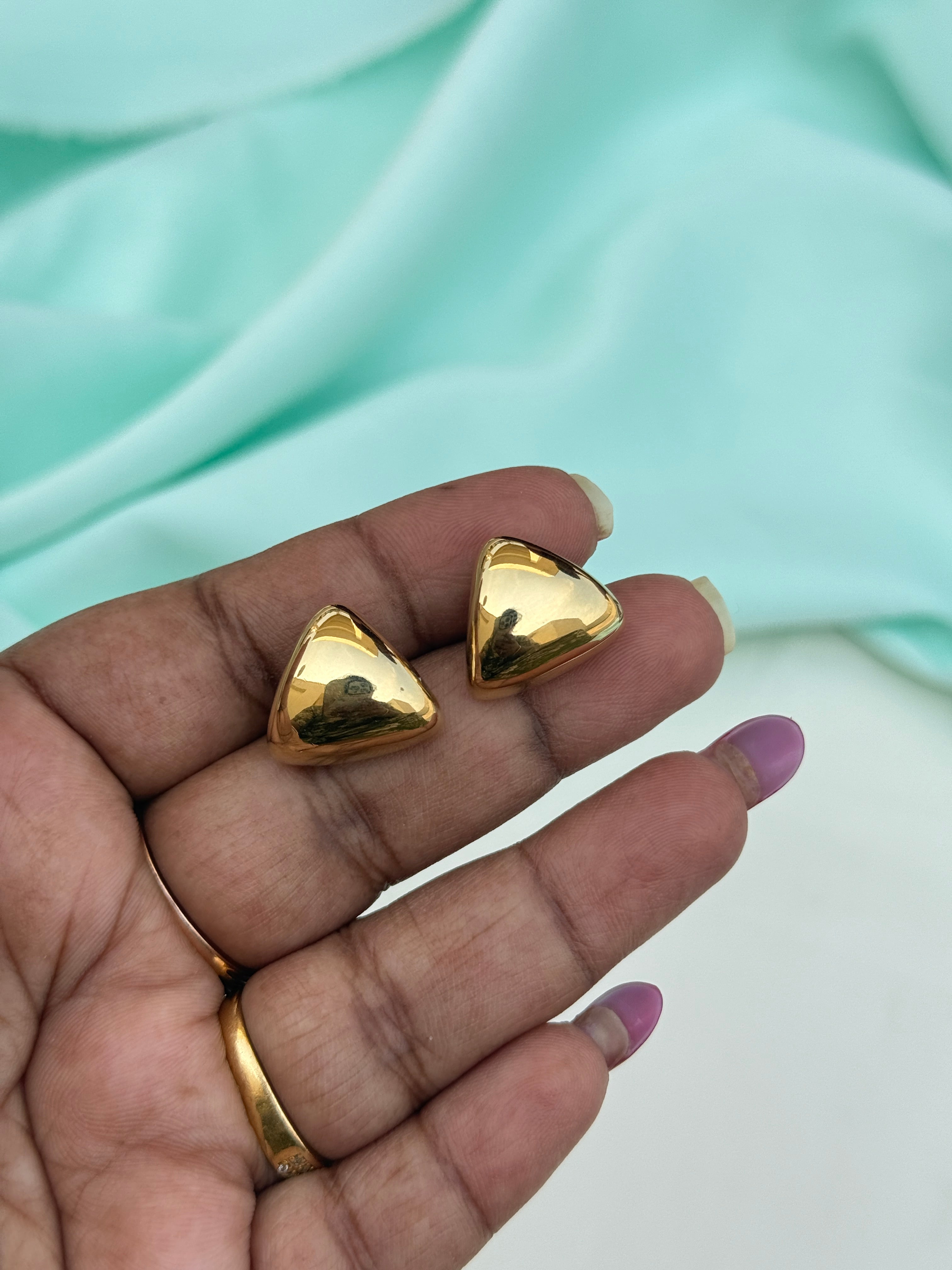 St044 anti tarnish square studs