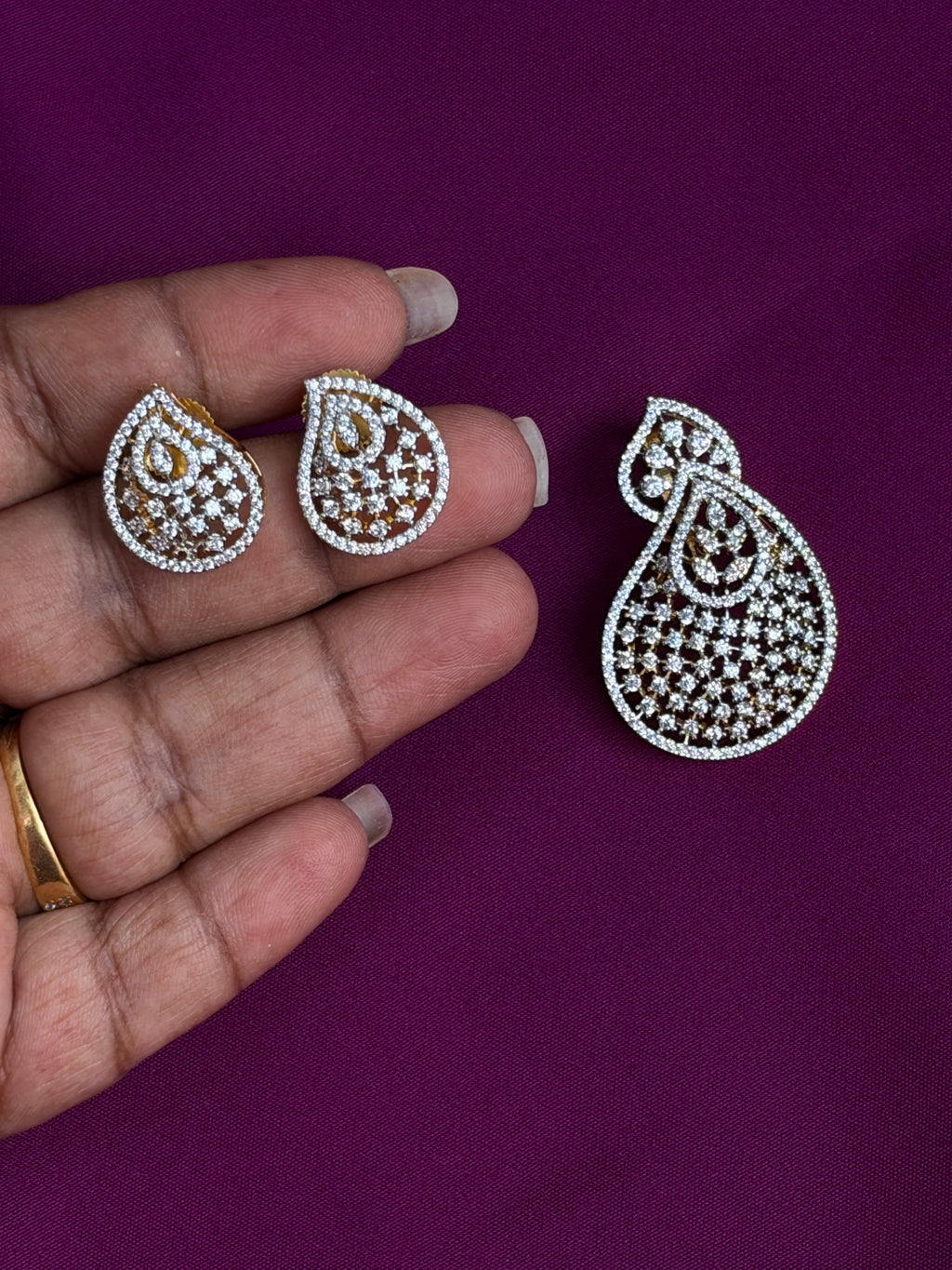 L031 diamond leaf mango pendant with studs