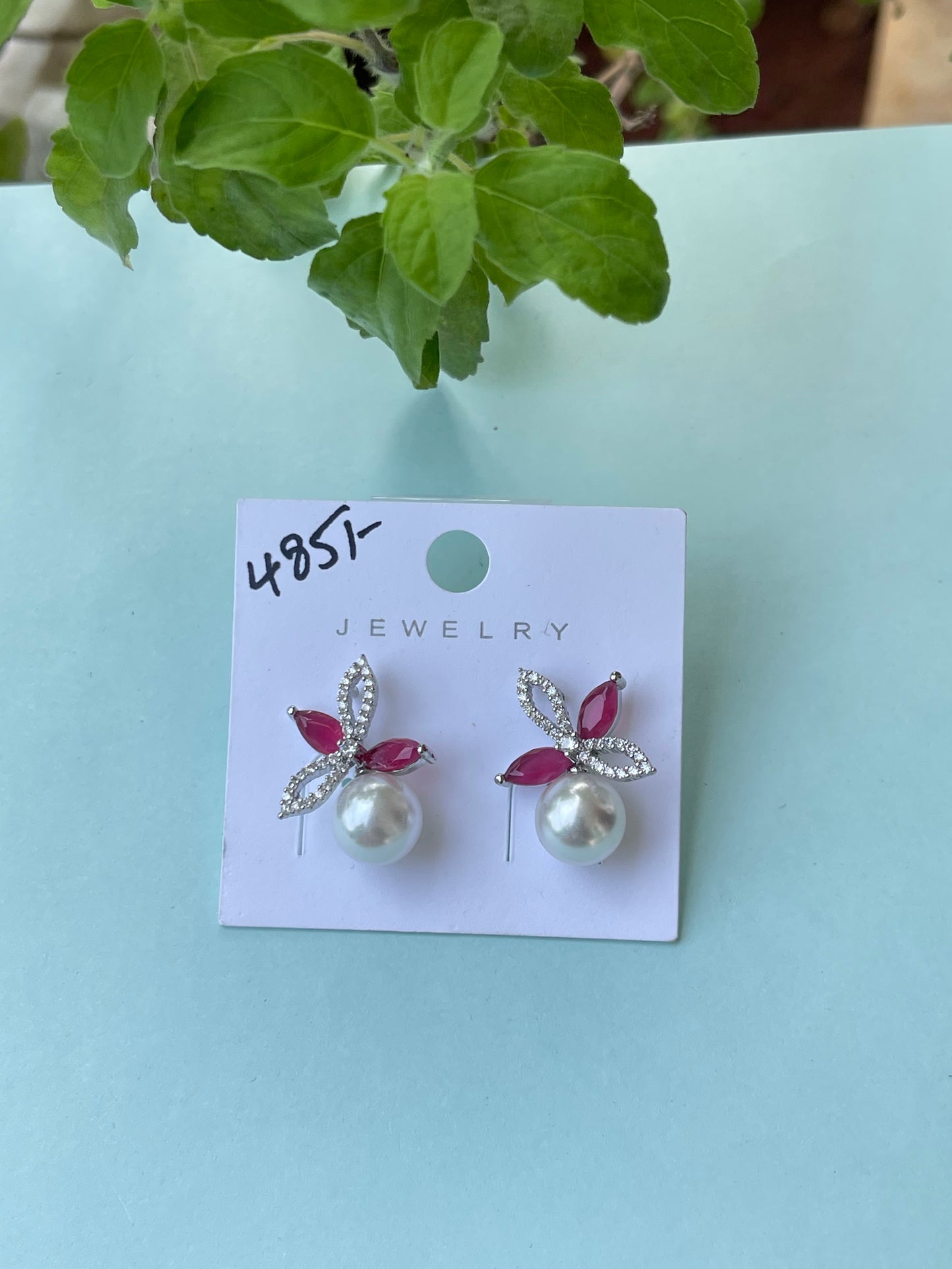 4 leaf pearl hanging studs