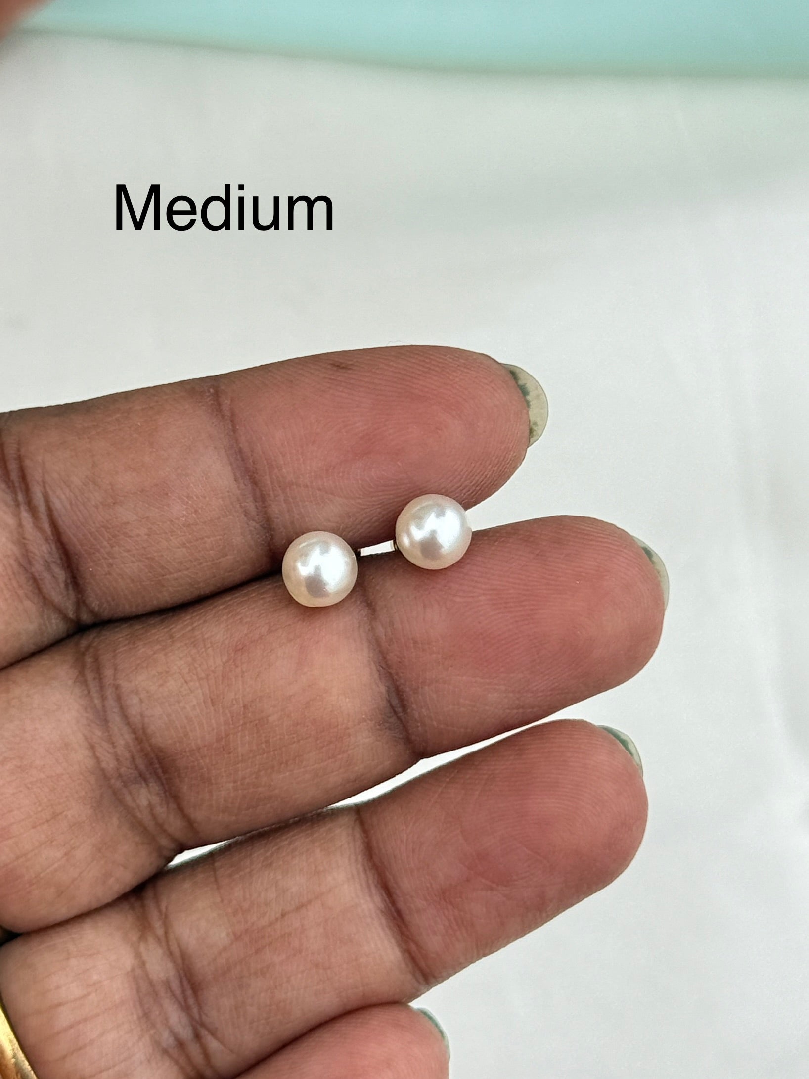 St180 medium Perl stud