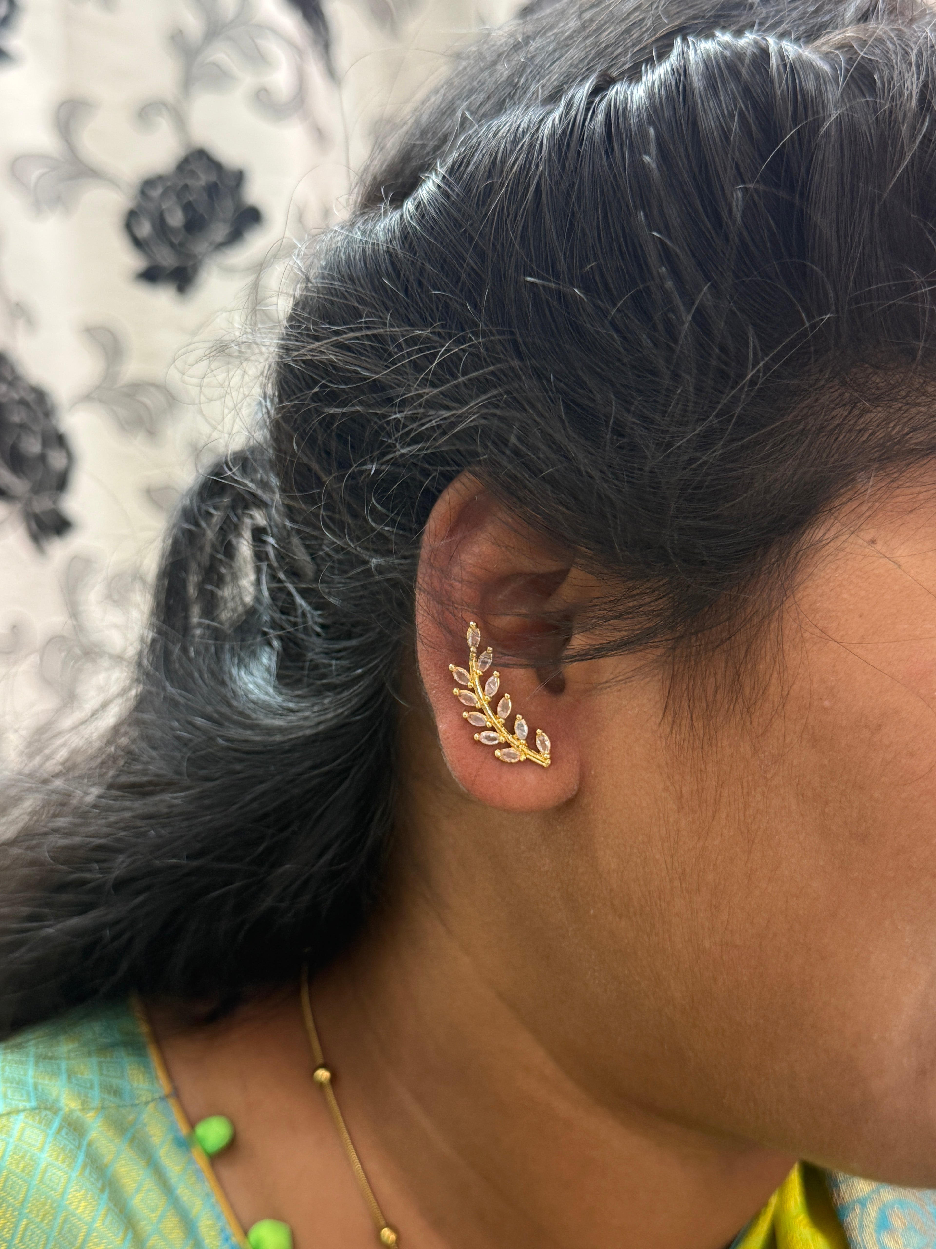 Er238 white stone earcuffs with back screw earrings