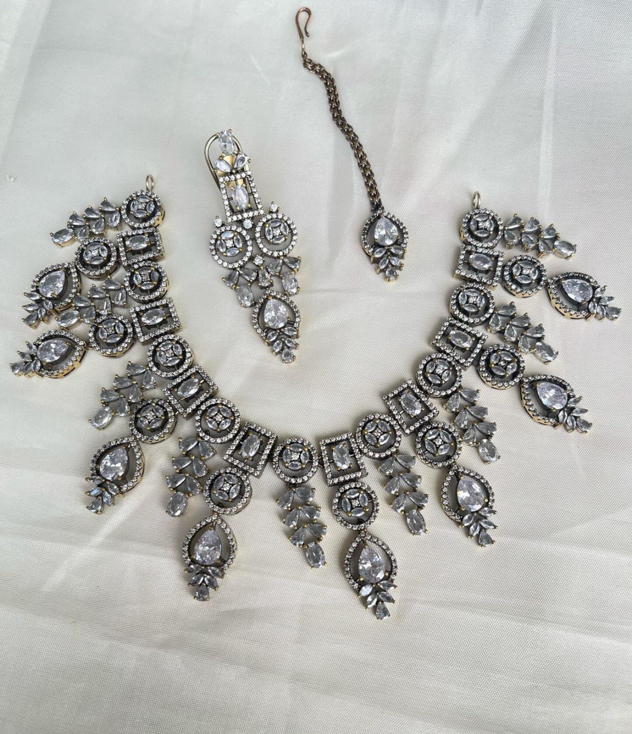 Heavy Victorian diamond finish neckset with tikka