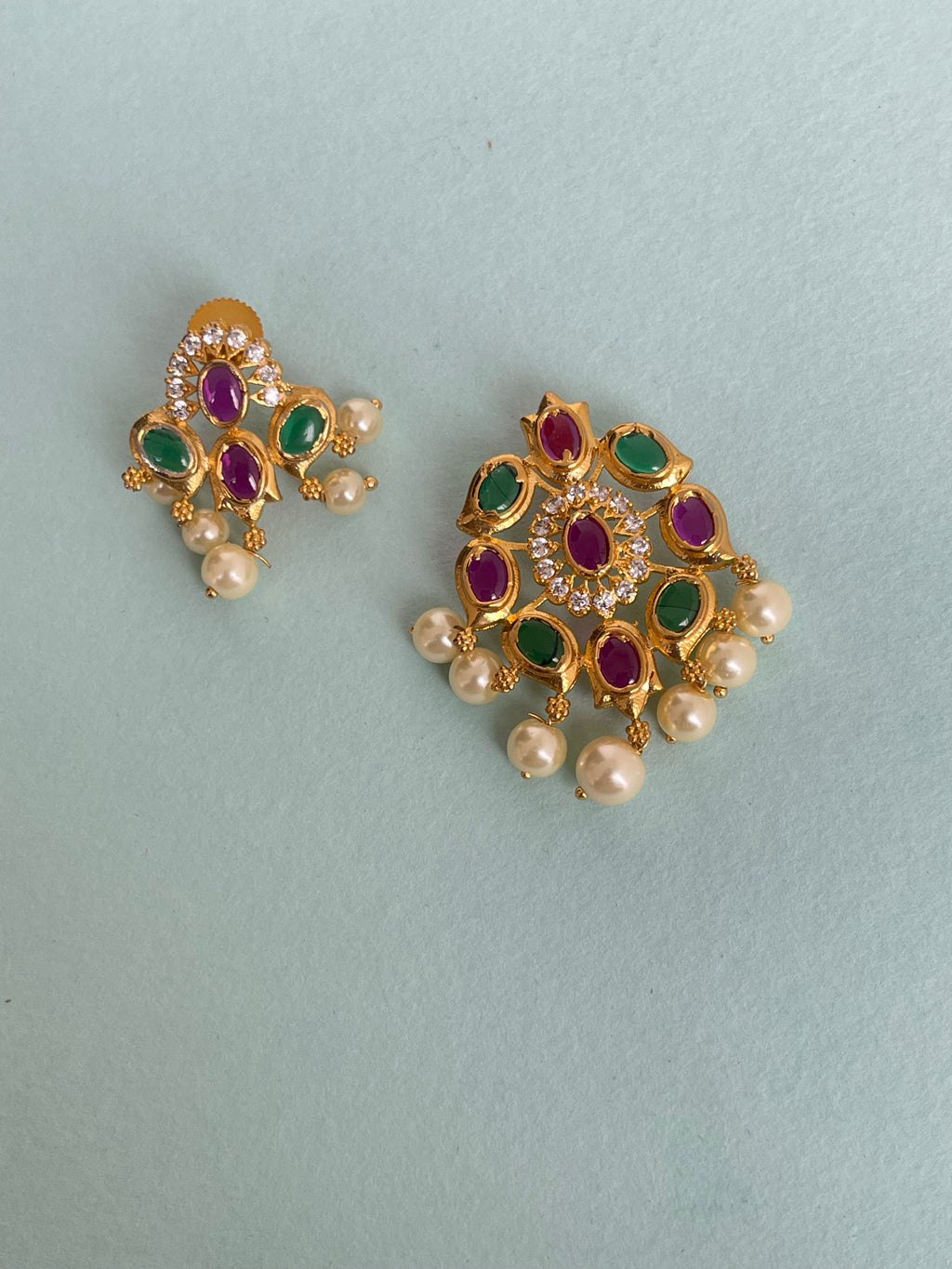 Multi pendant with earrings