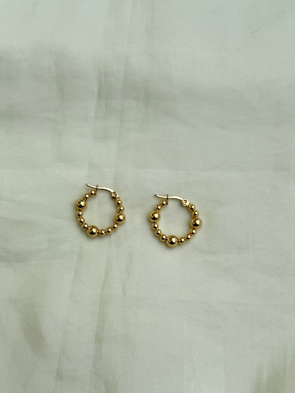 Er027 circle ball hoops in gold and silver