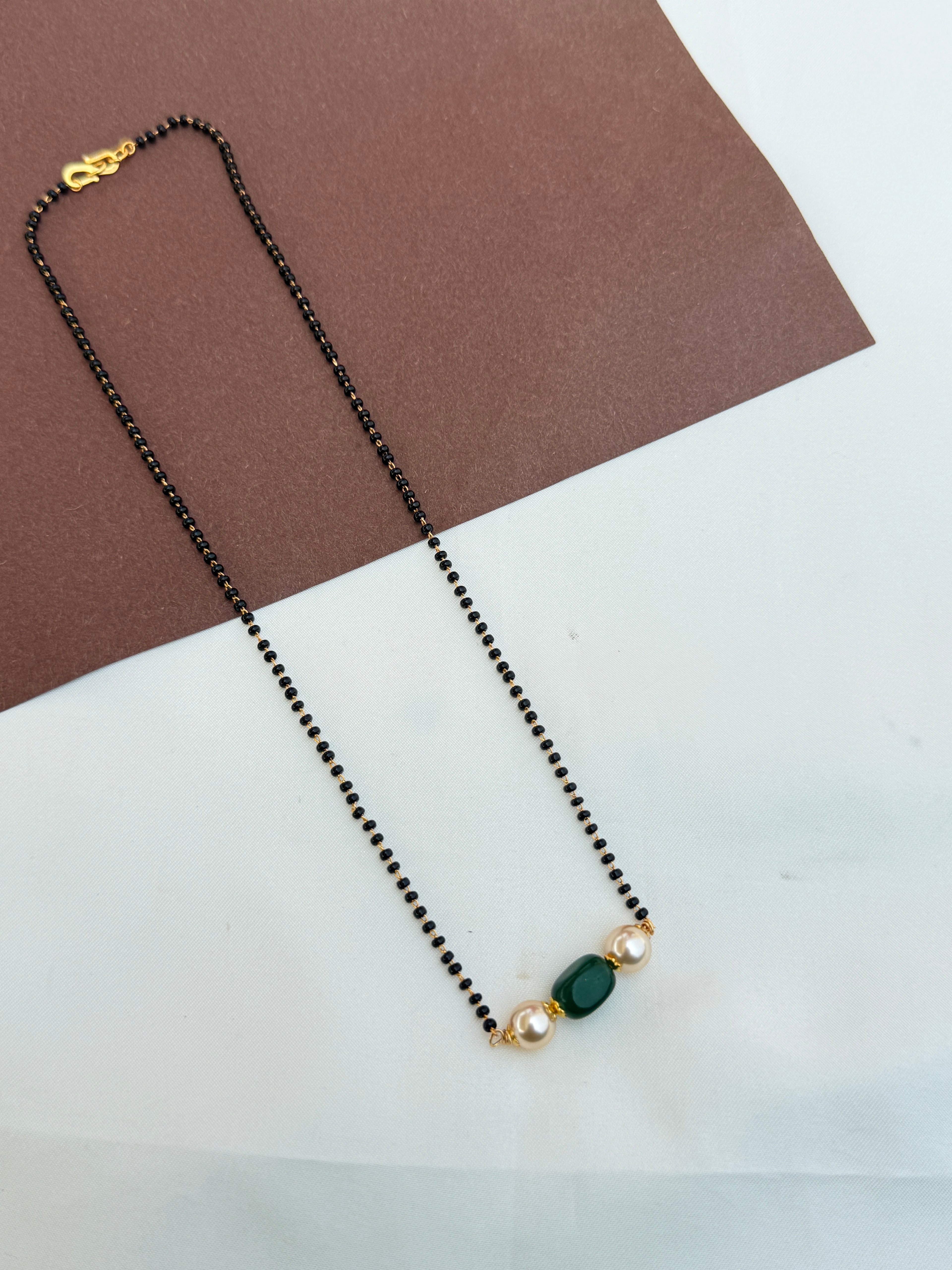 Bb101 18inches single line pearl and green blackbeads