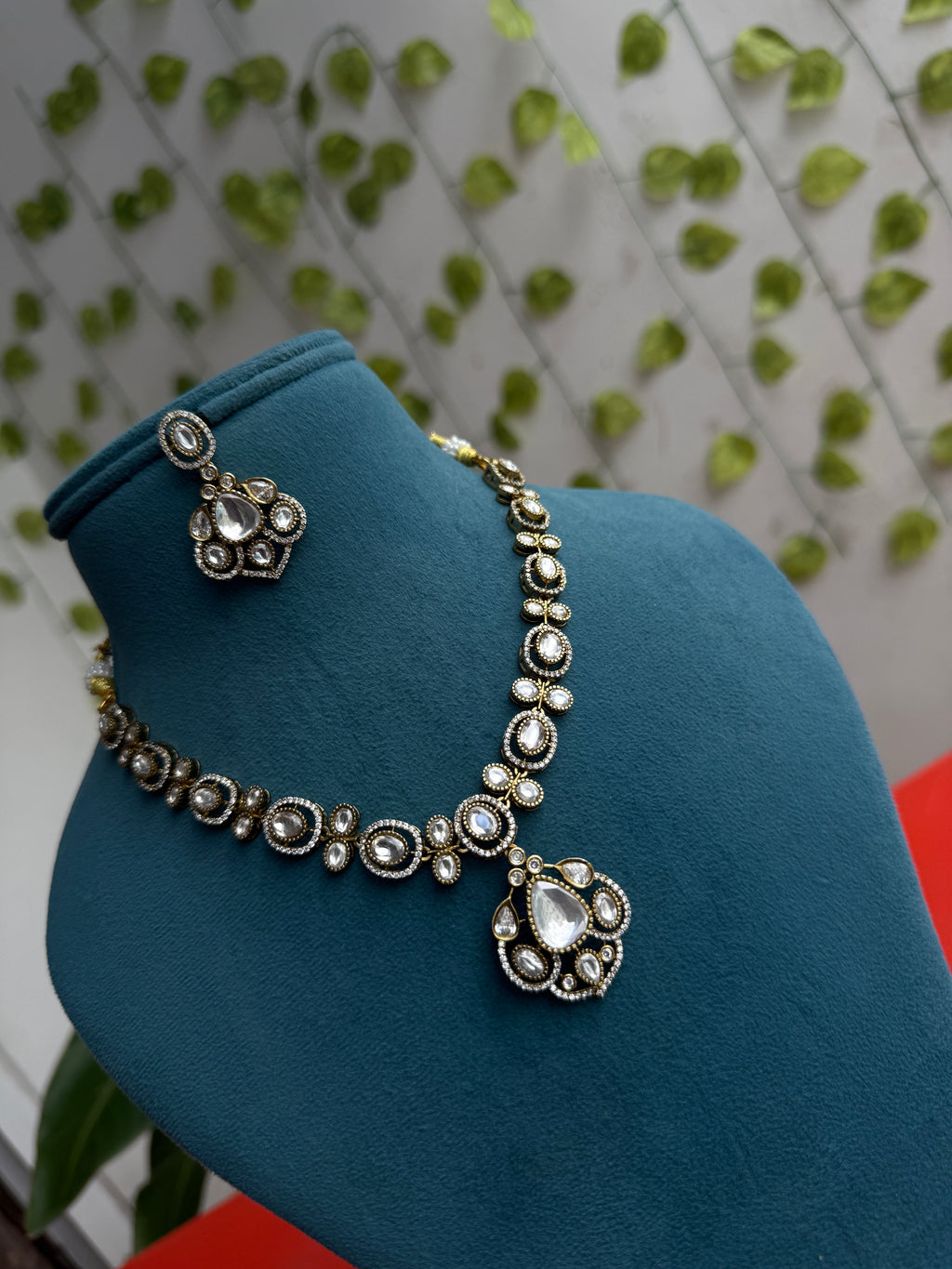 Unique moissanite  teardrop  neckset  flower design with  earrings ns949