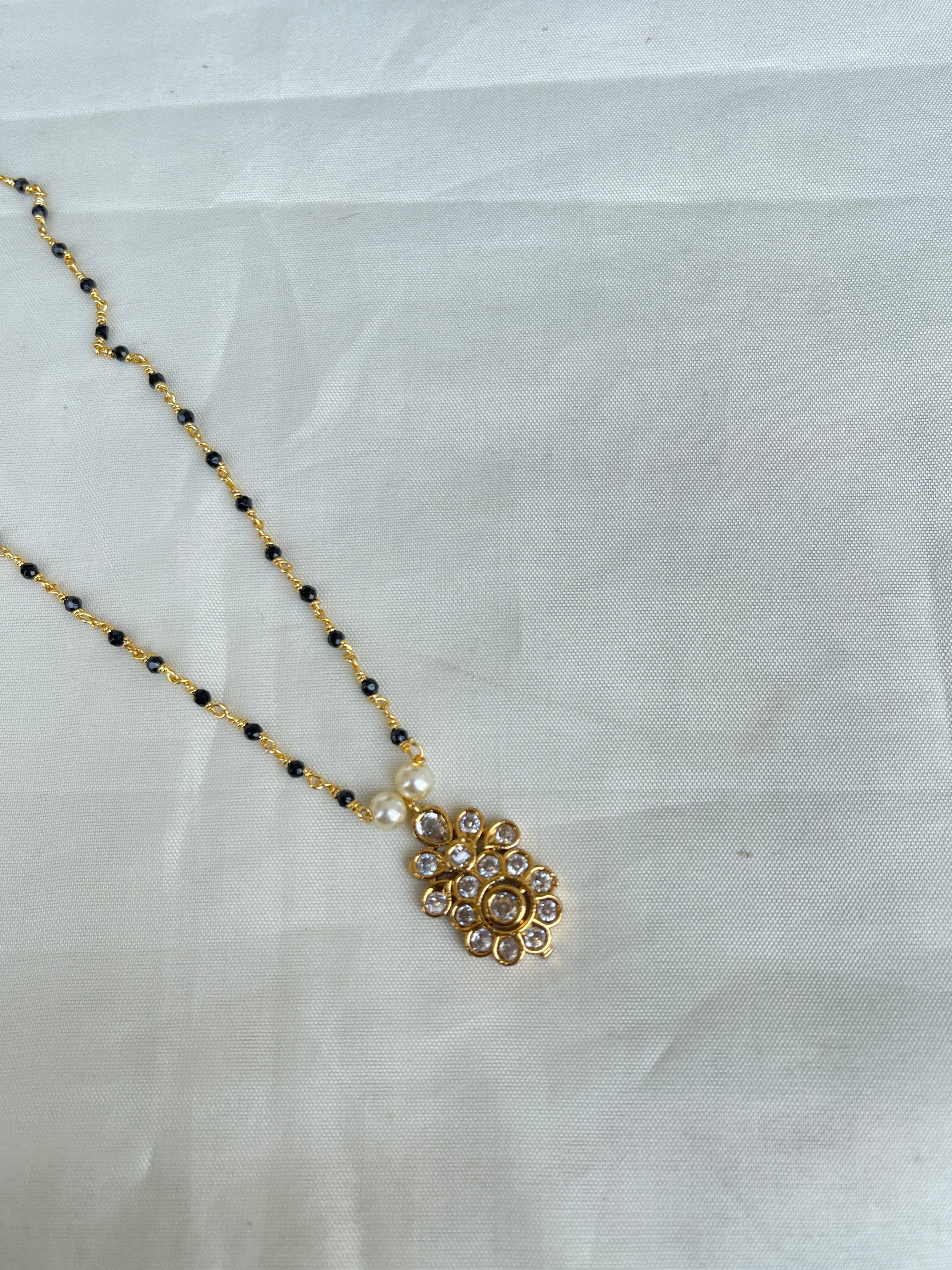 Single line short blackbeads with small pendant bb1631