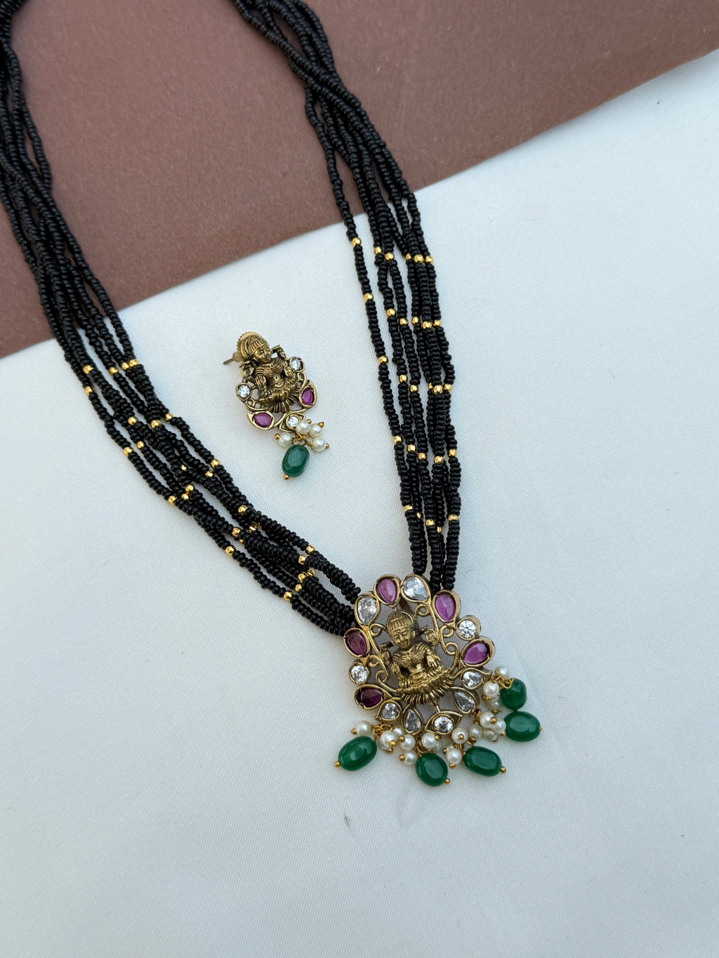 Bb087 18 inches 6 lines lakshmidevi blackbeads with green beads with earrings