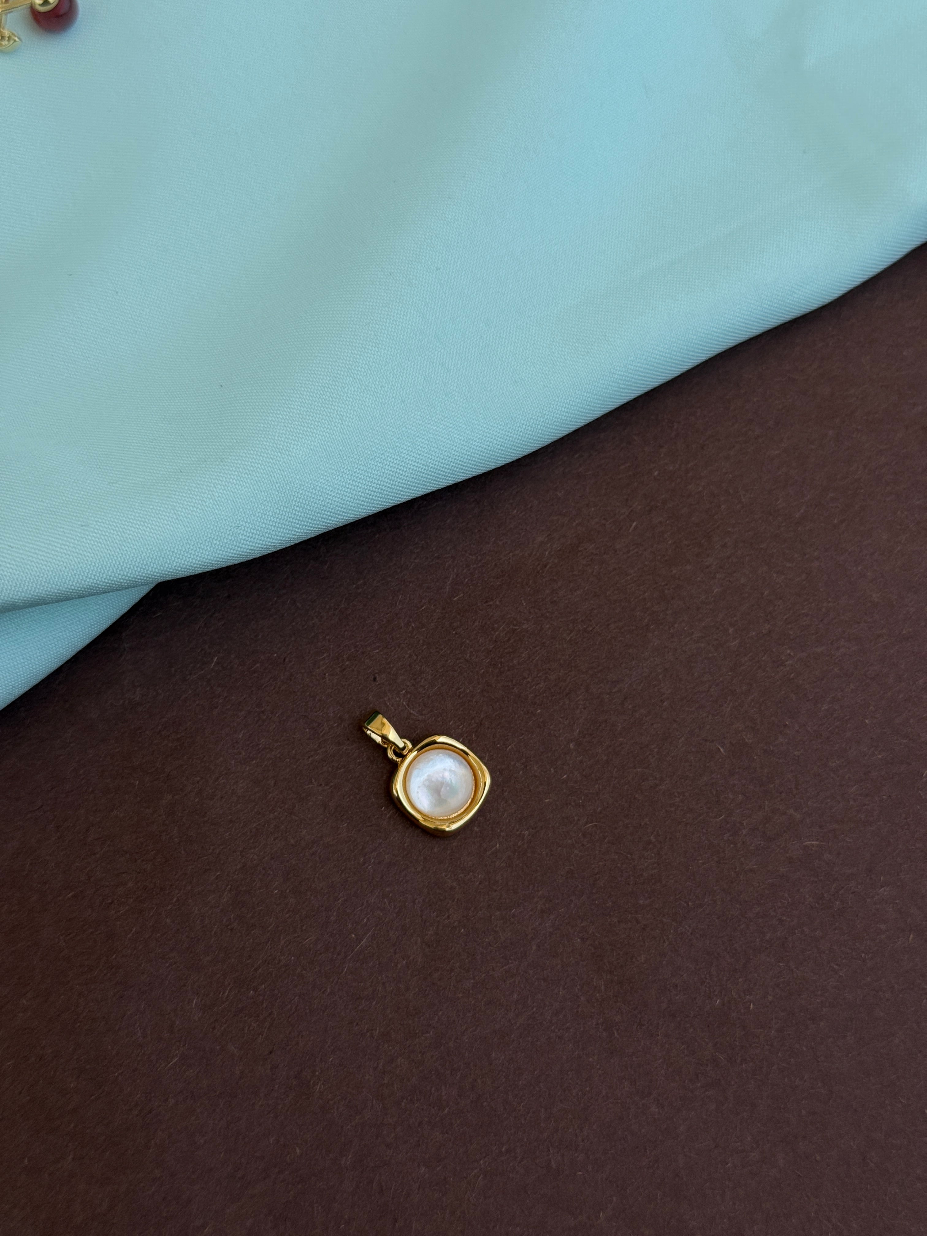 Al034 anti tarnish square charm (pendent)