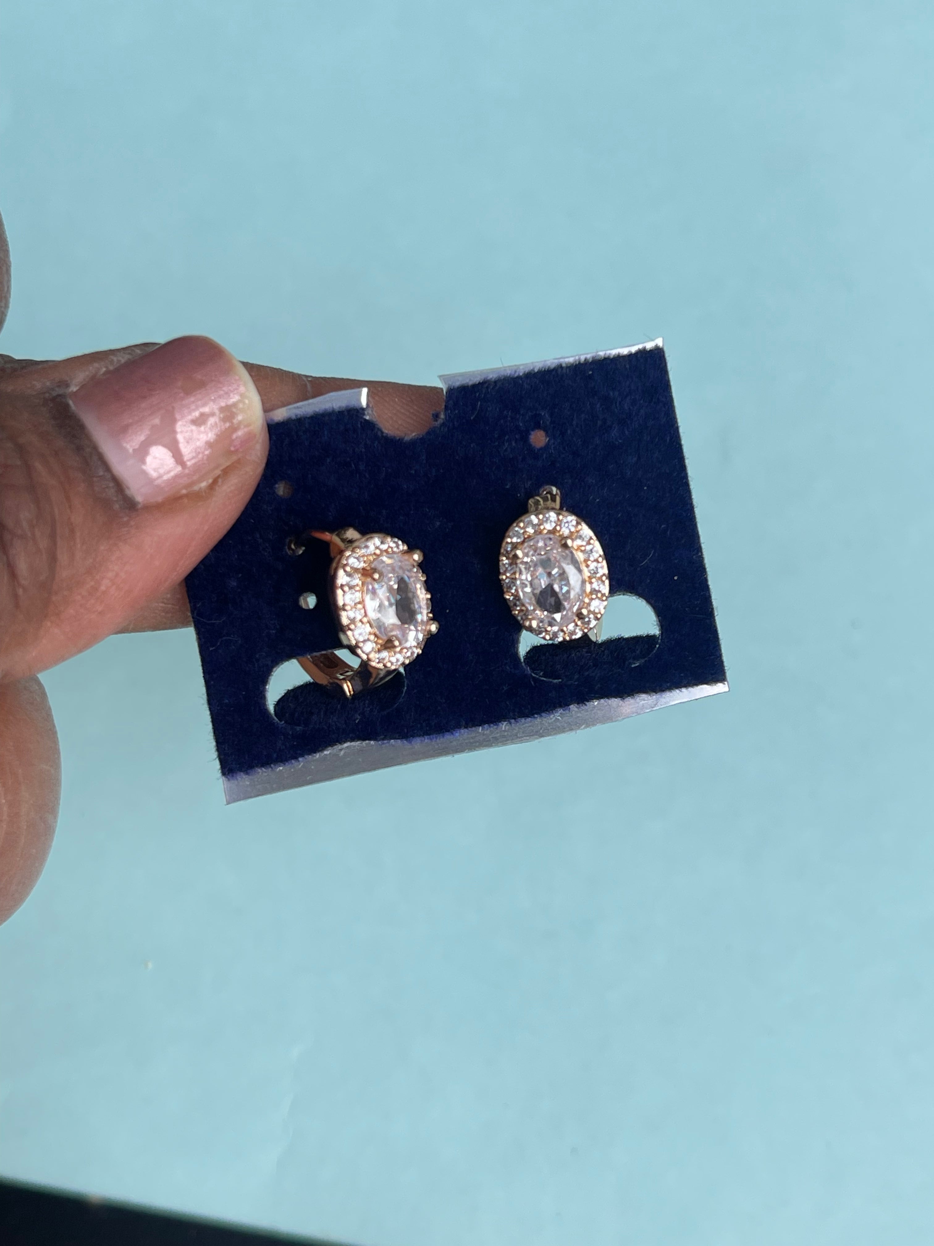 Single stone locksystem studs