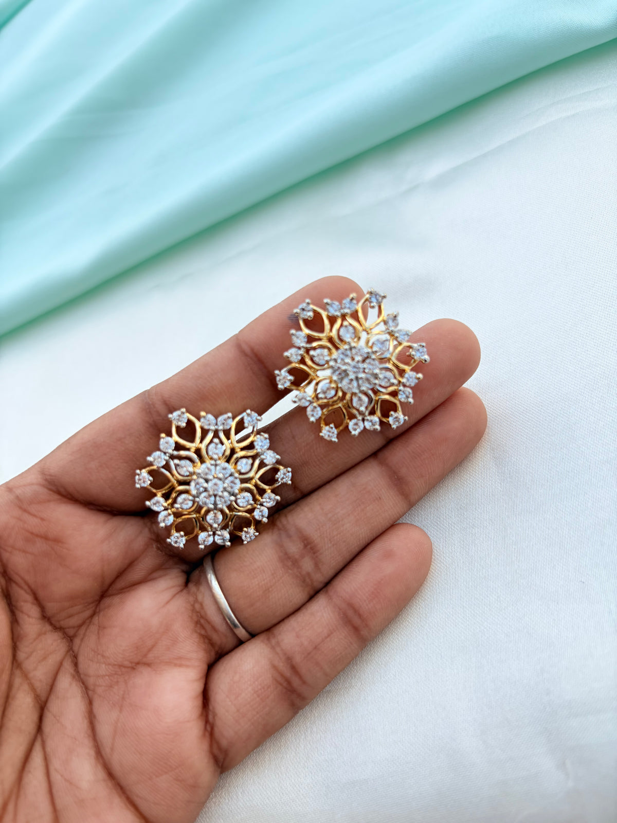 Unique flower design diamond studs st187